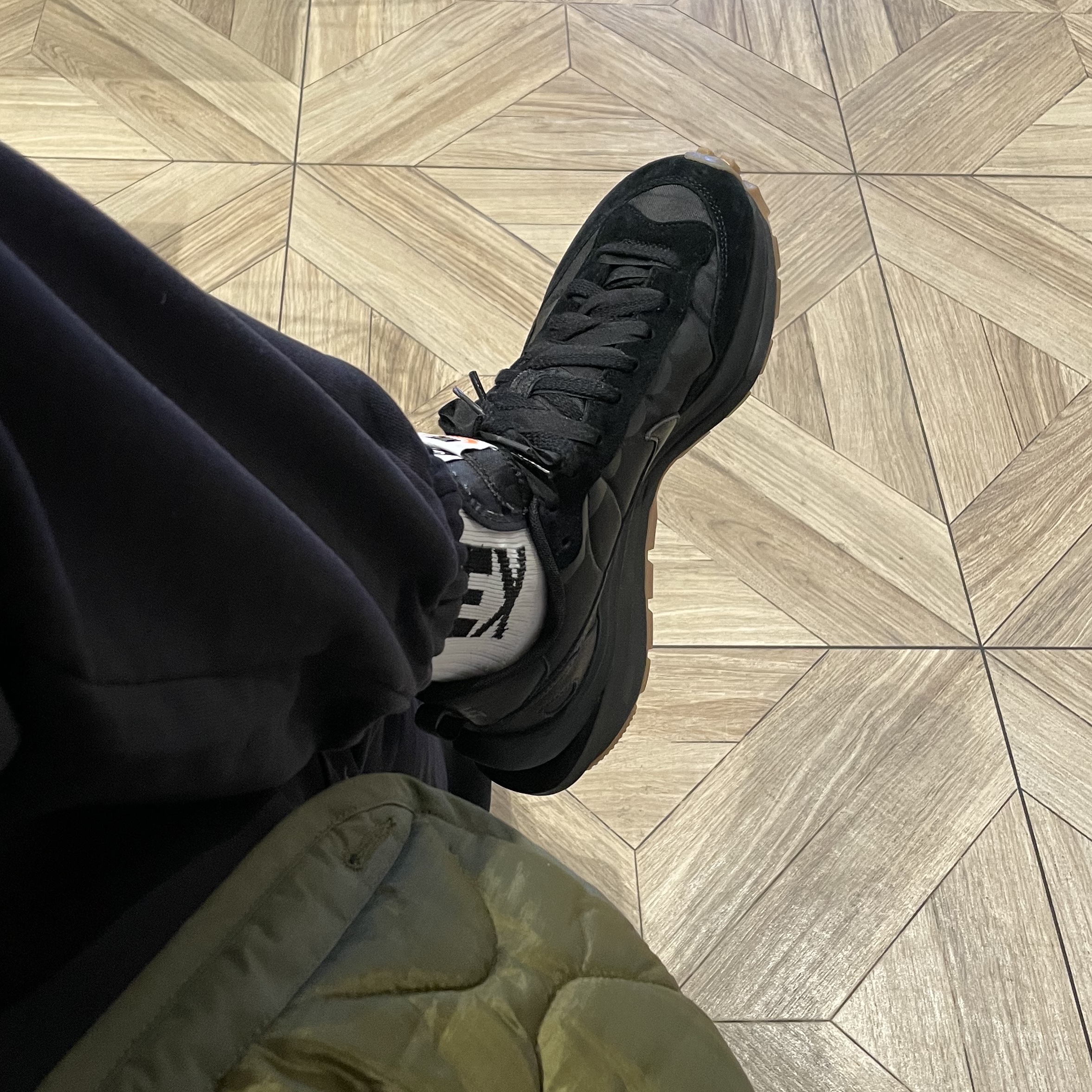 Nike x Sacai VaporWaffle Black and Gum 착용 스타일 - 2