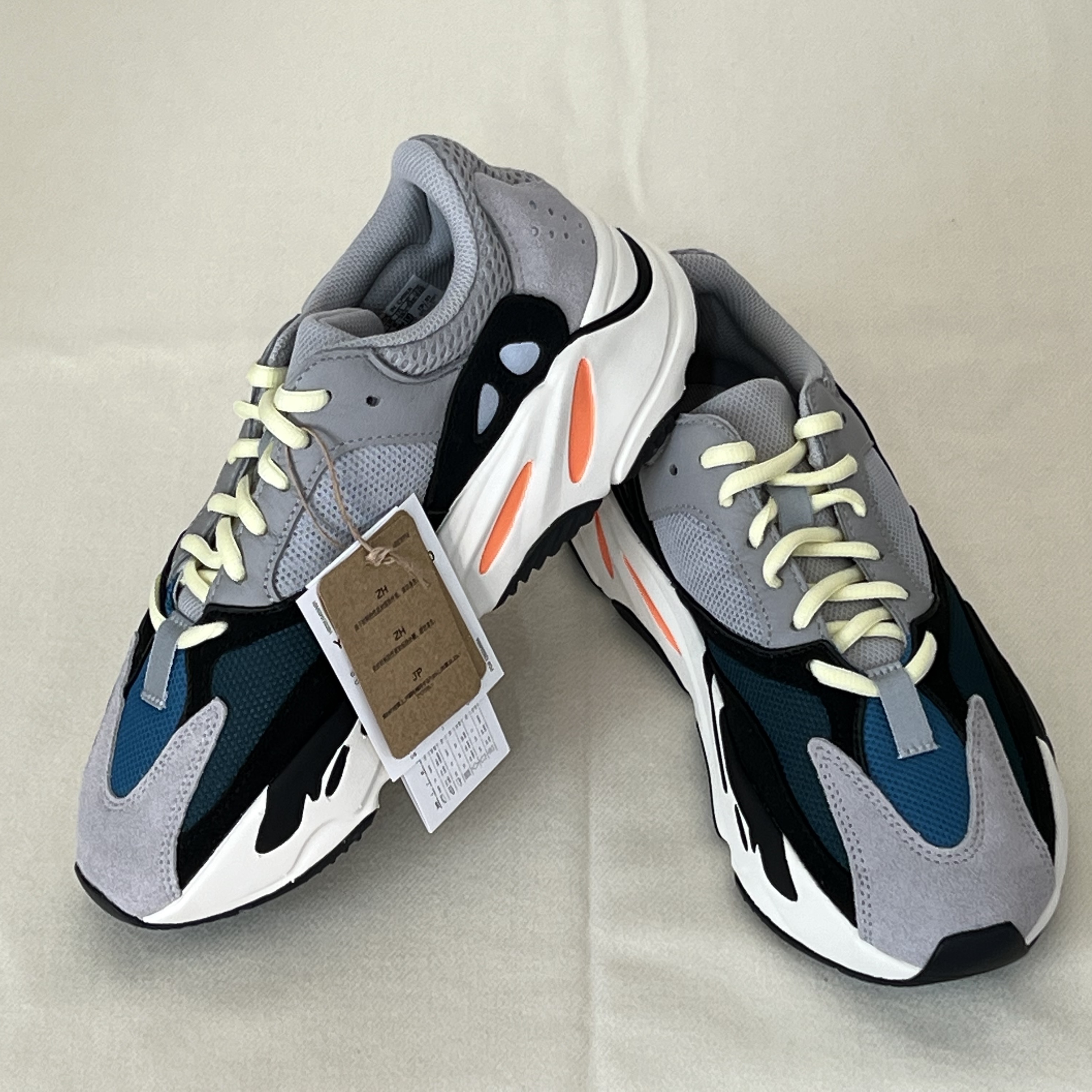 Adidas Yeezy Boost 700 Wave Runner Solid Grey 2021/2022 착용 스타일 - 2