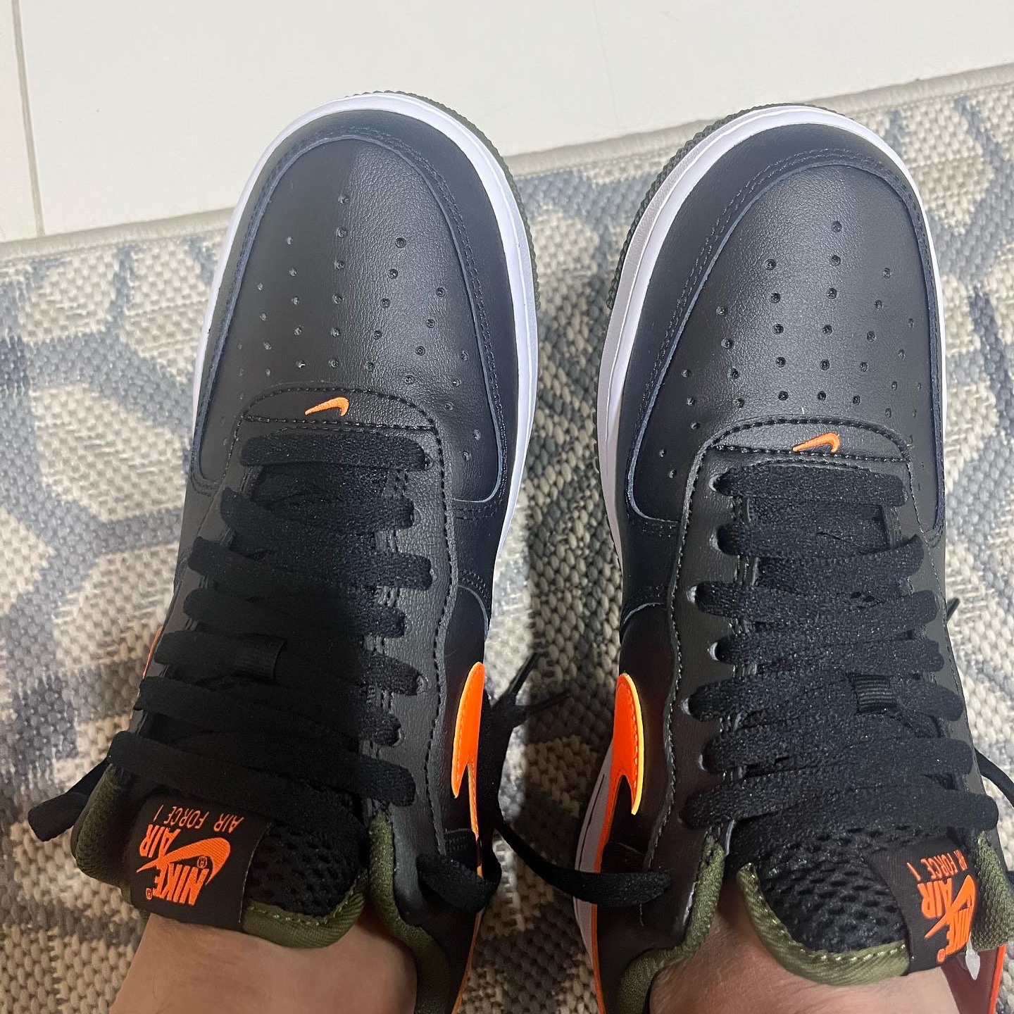 Nike Dunk Low Retro Black, Nike Air Force 1 '07 LV8 Black Total Orange 착용 스타일 - 2