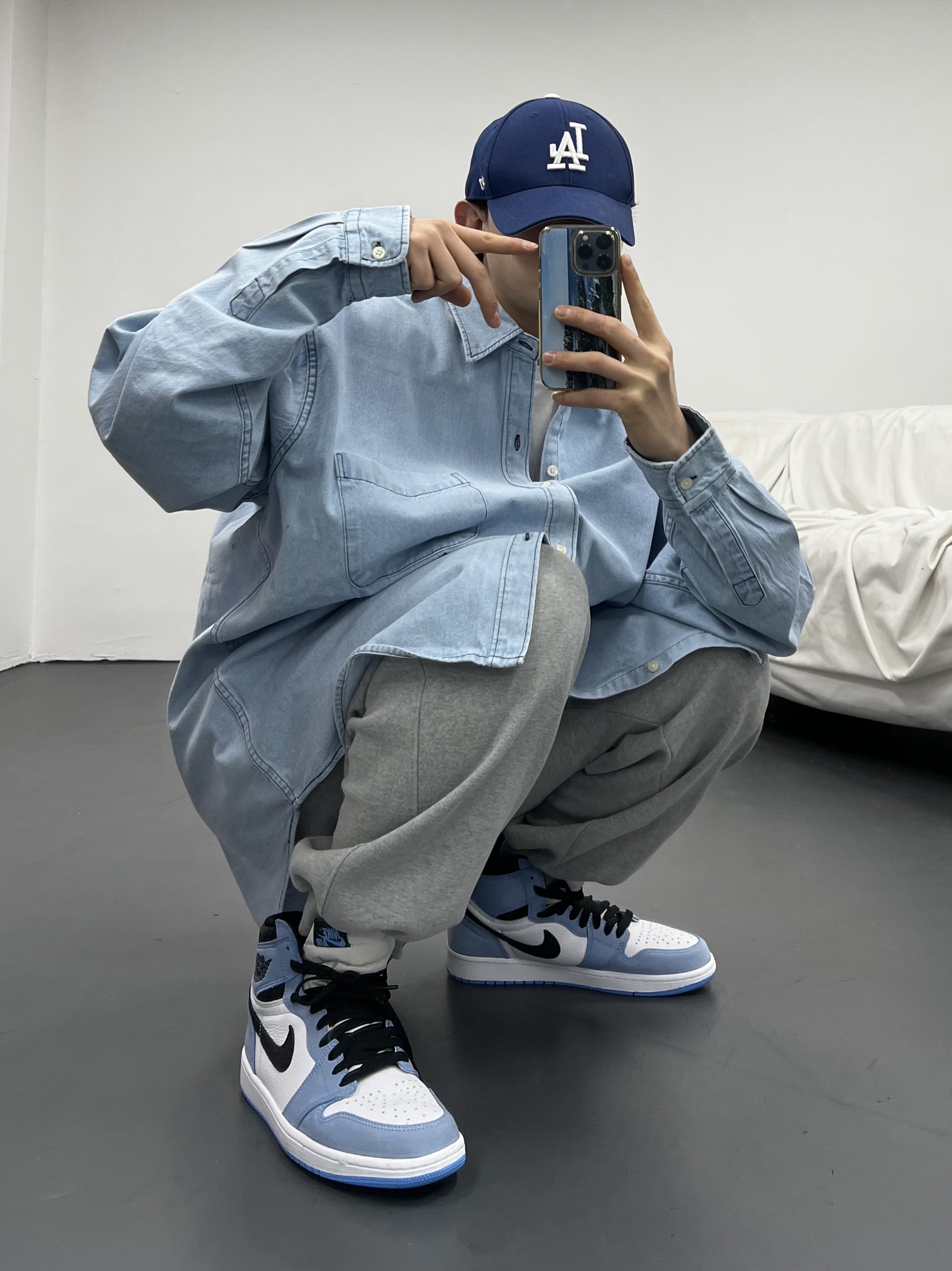 Jordan 1 Retro High OG University Blue 착용 스타일 - 4