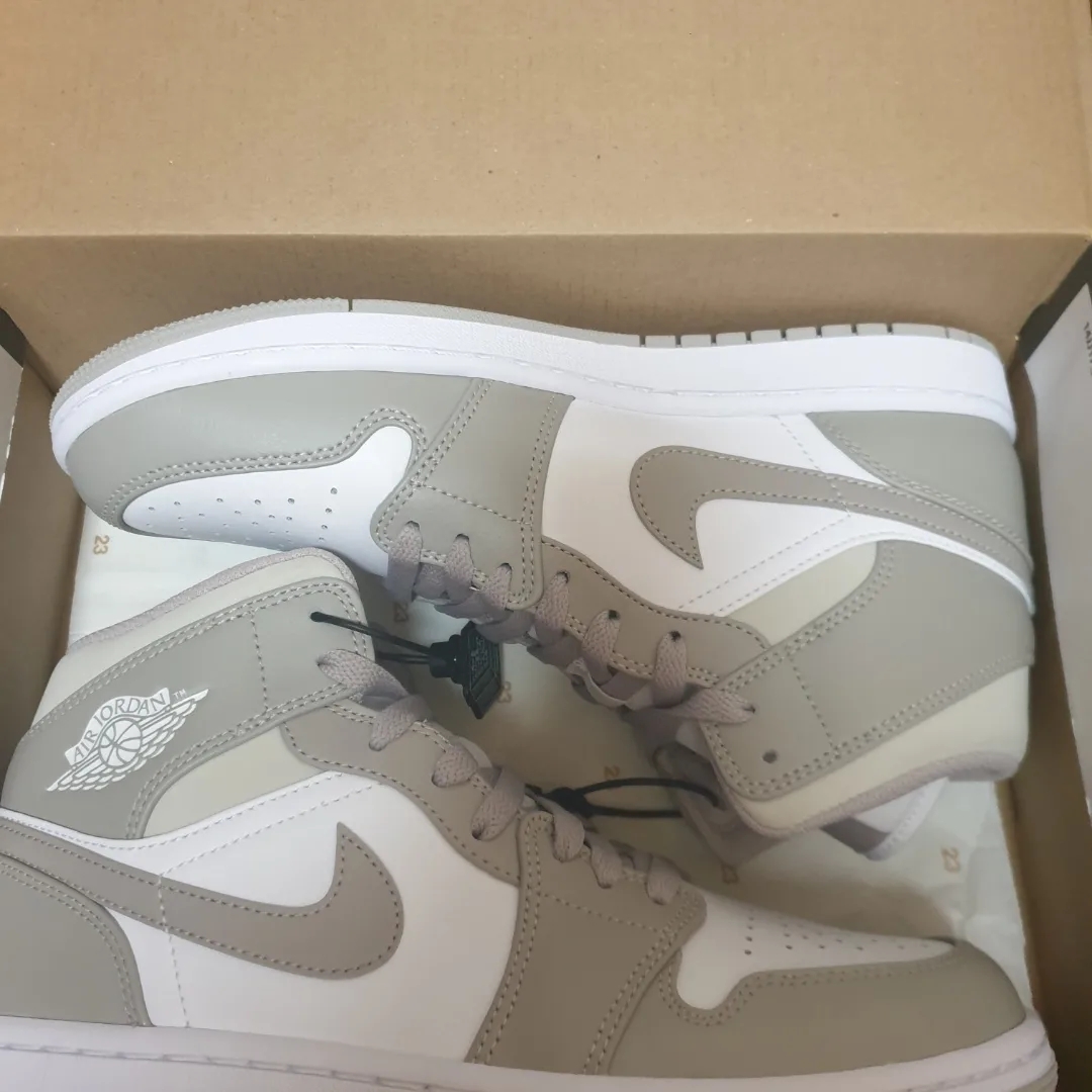 Jordan 1 Mid College Grey 착용 스타일