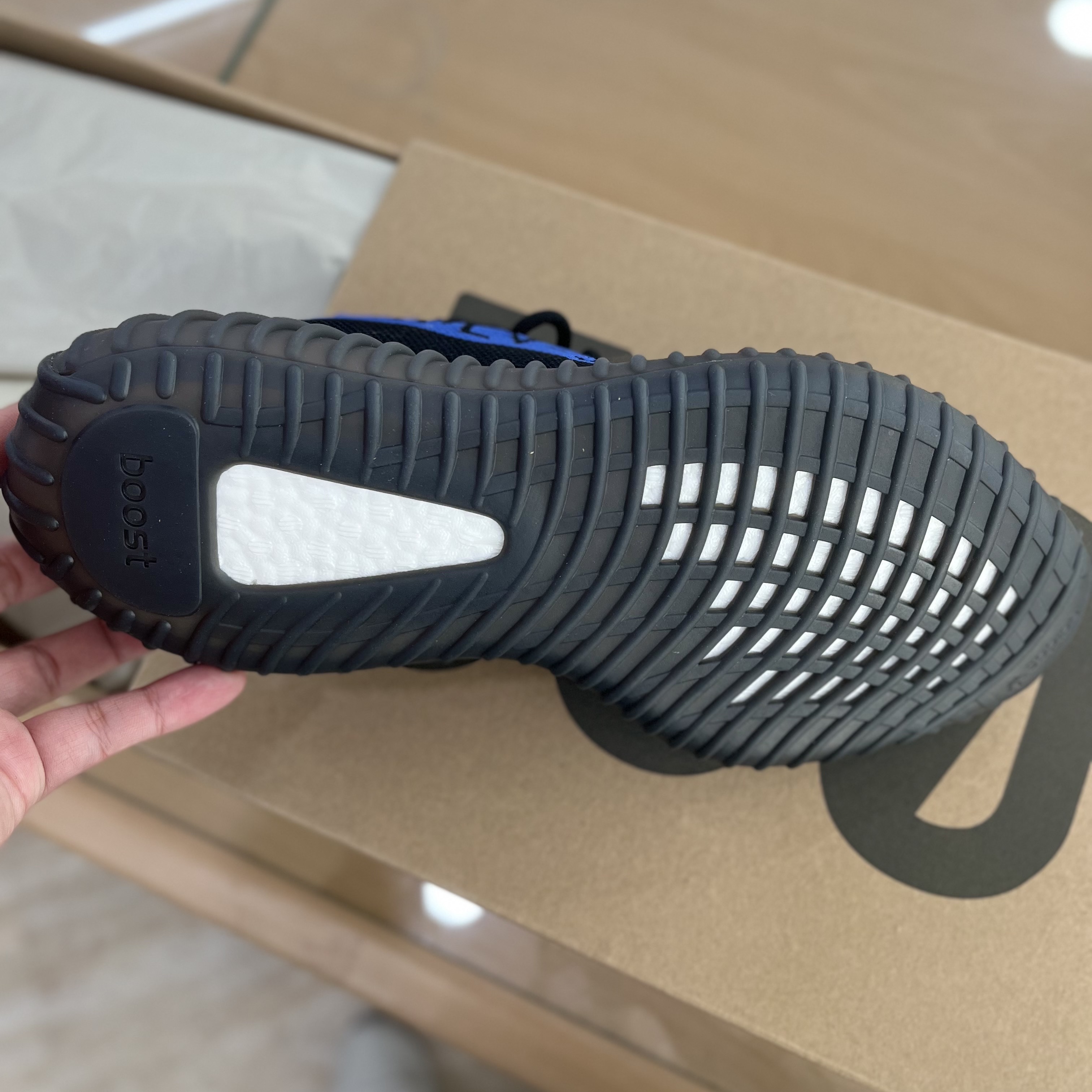 Adidas Yeezy Boost 350 V2 Dazzling Blue 착용 스타일 - 4