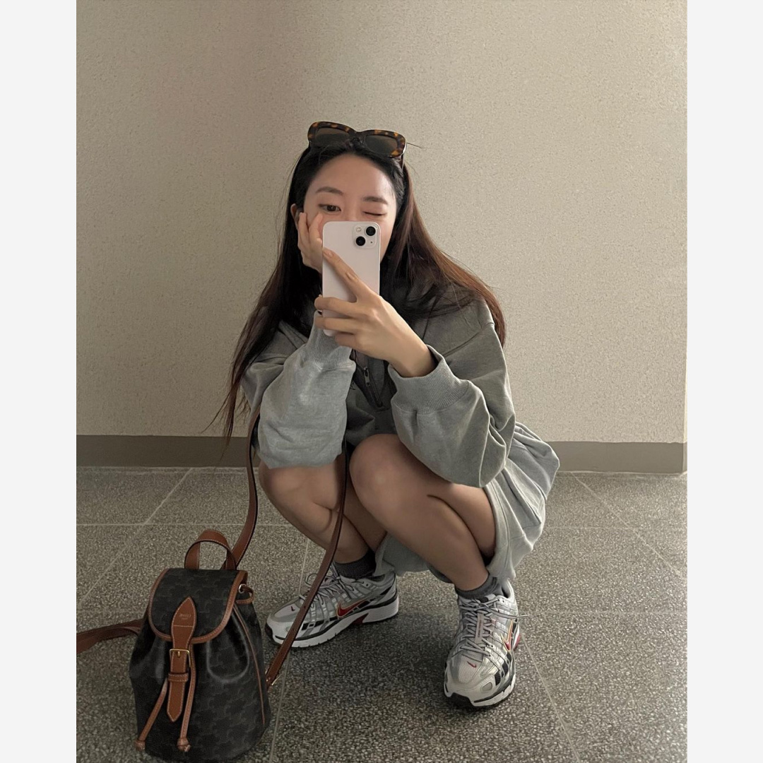(W) Nike P-6000 Metallic Silver Red, Celine Mini Backpack Folco in Triomphe Canvas and Calfskin Tan 착용 스타일 - 2