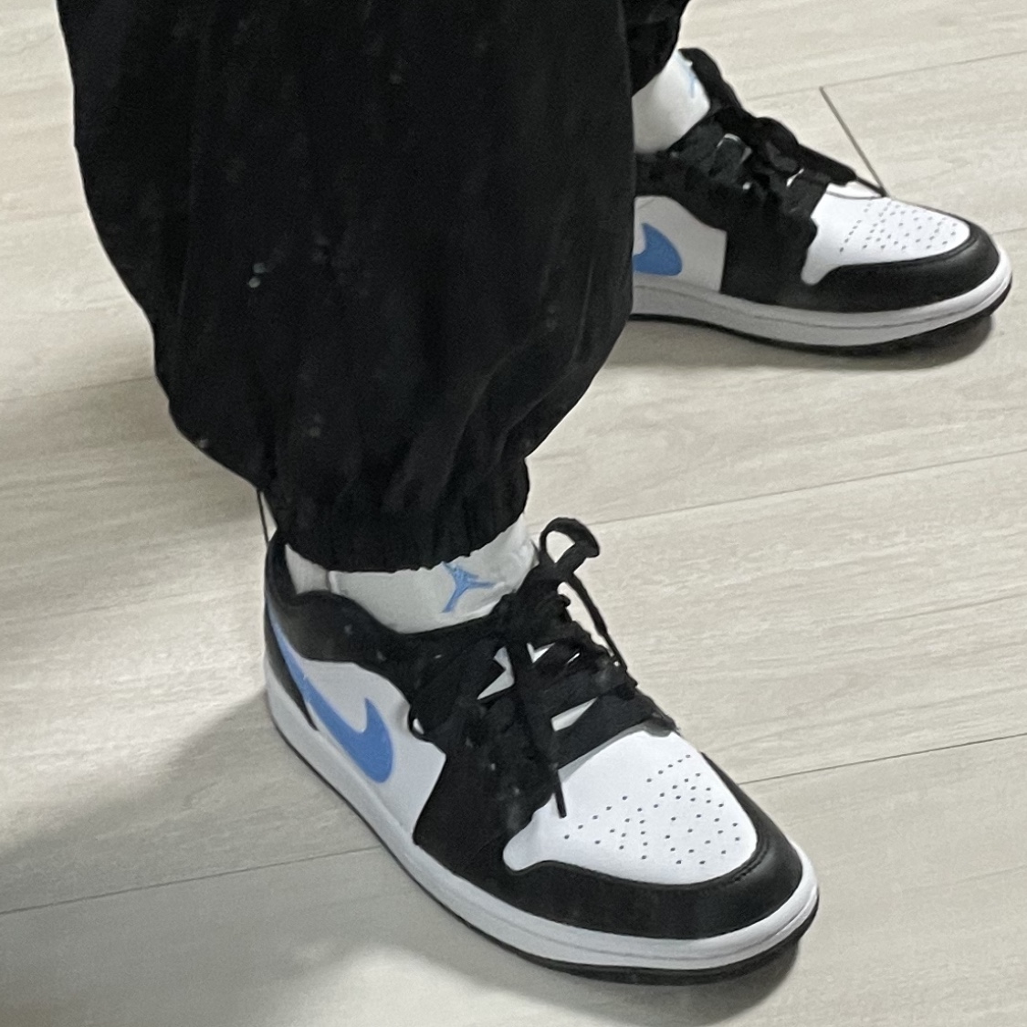 (W) Jordan 1 Low Black University Blue 착용 스타일 - 2
