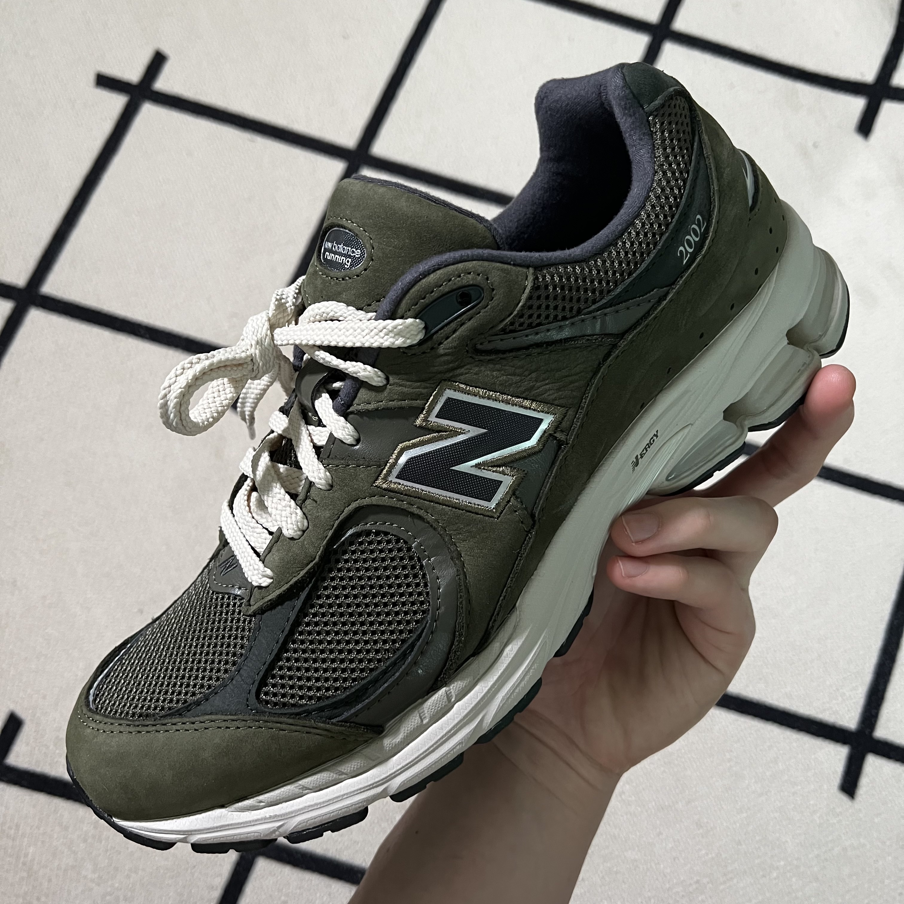 New Balance 2002R Grape Leaf 착용 스타일