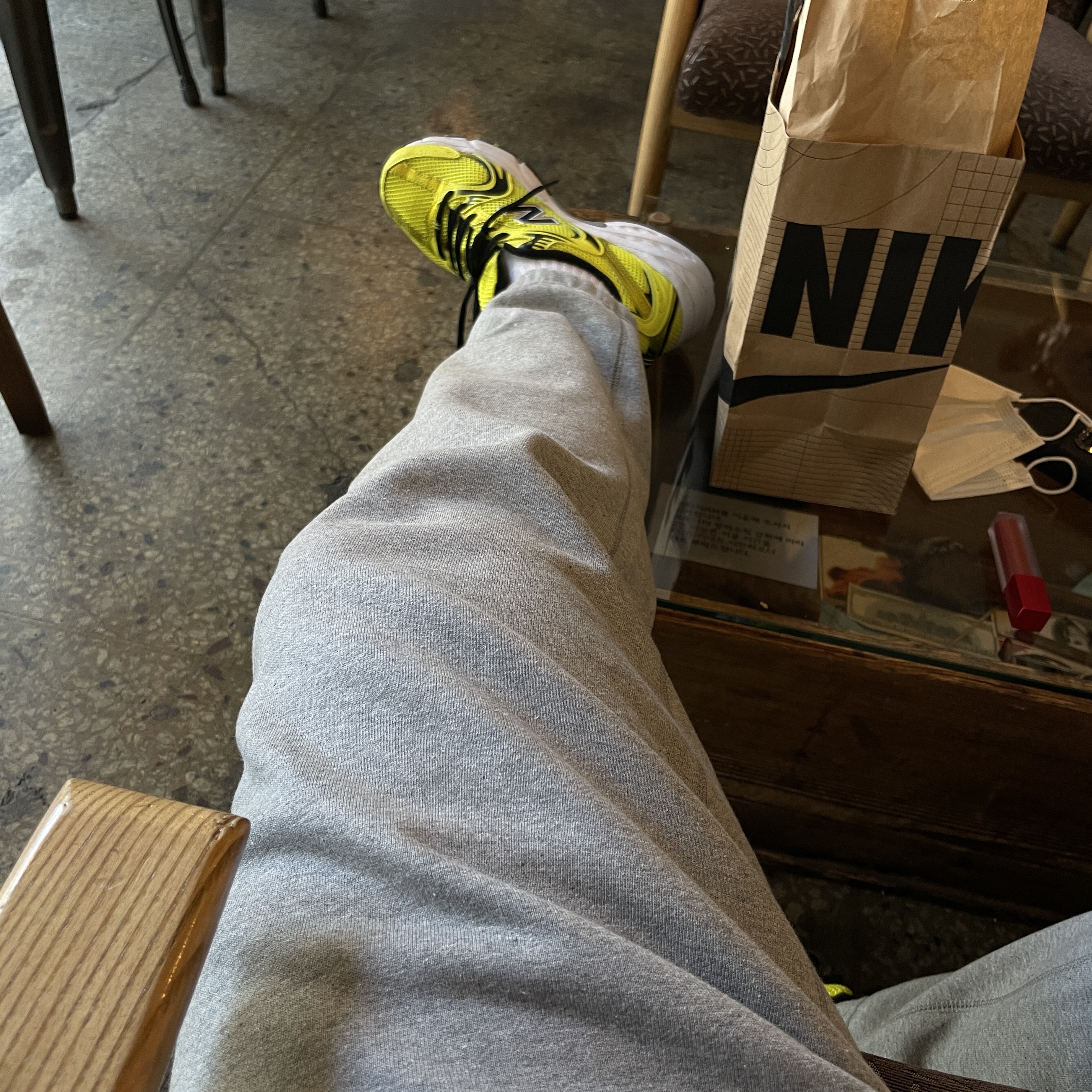 Nike NRG Solo Swoosh Fleece Pants Dark Grey Heather - Asia, New Balance 530 Yellow 착용 스타일