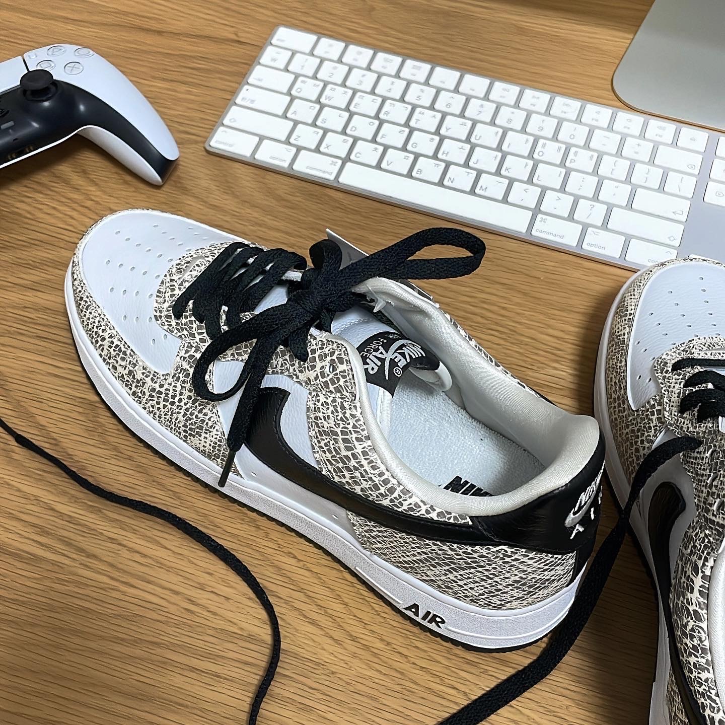 Nike Air Force 1 Low Retro Cocoa Snake 2018, Stone Island 40223 Membrana 3L TC Garment Dyed Hooded Jacket Ice - 22SS 착용 스타일 - 1
