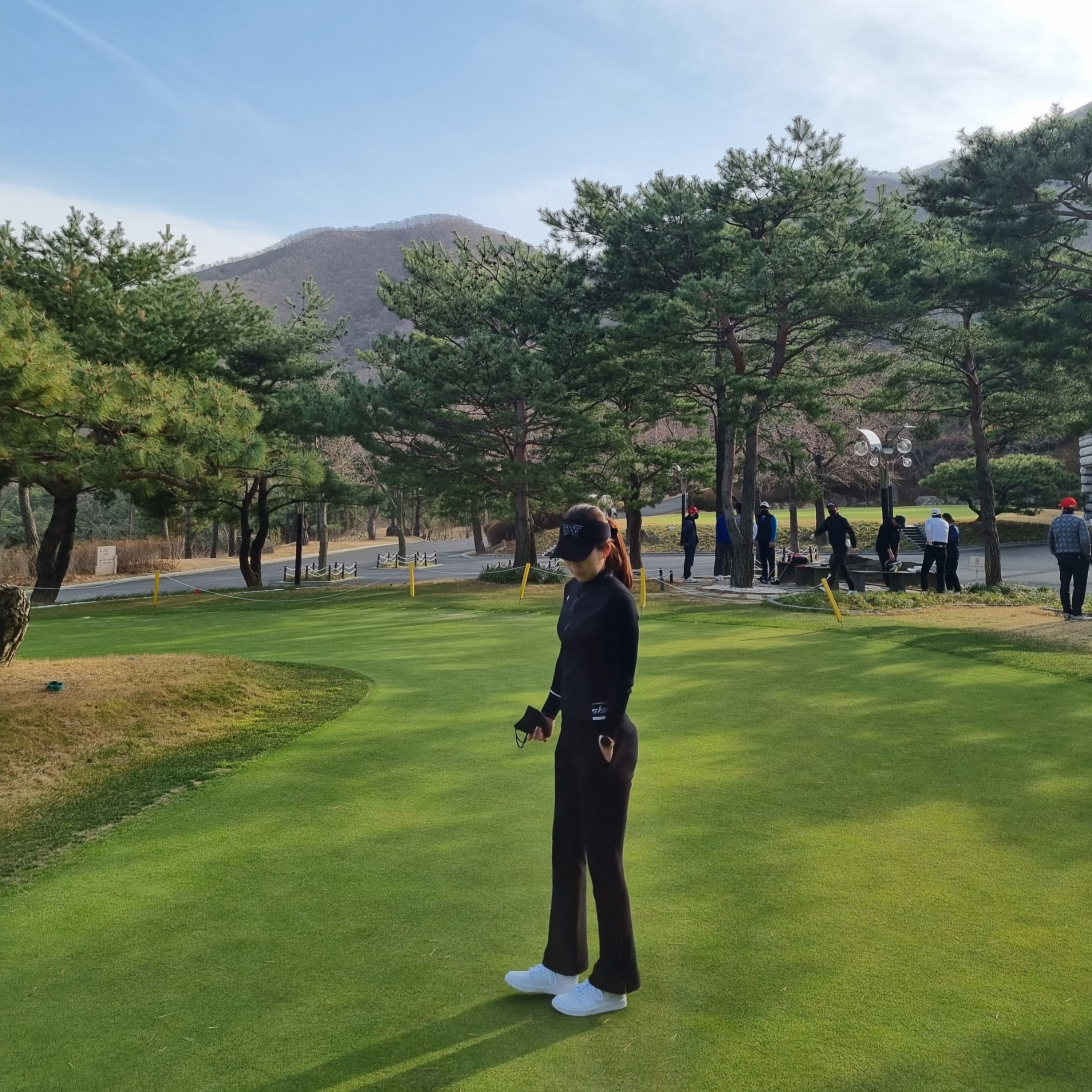 Jordan 1 Low Golf Triple White 착용 스타일 - 1