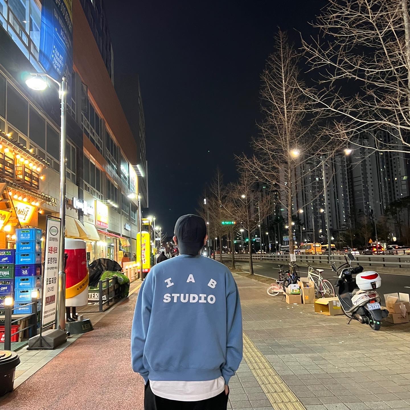 IAB Studio Crewneck Sky Blue 착용 스타일 - 4