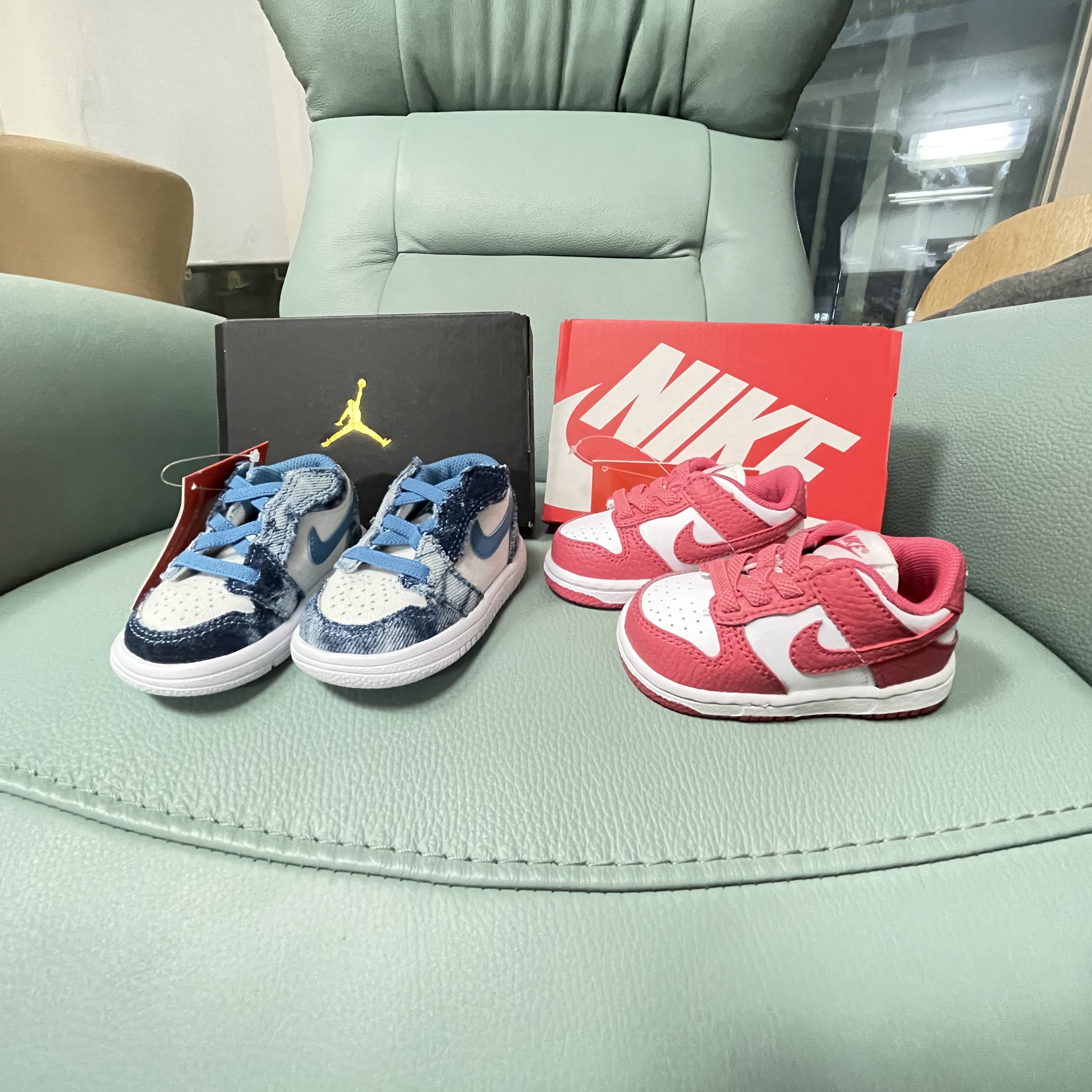 (TD) Nike Dunk Low Archeo Pink, (TD) Jordan 1 Low Alt White Dutch Blue 착용 스타일 - 1
