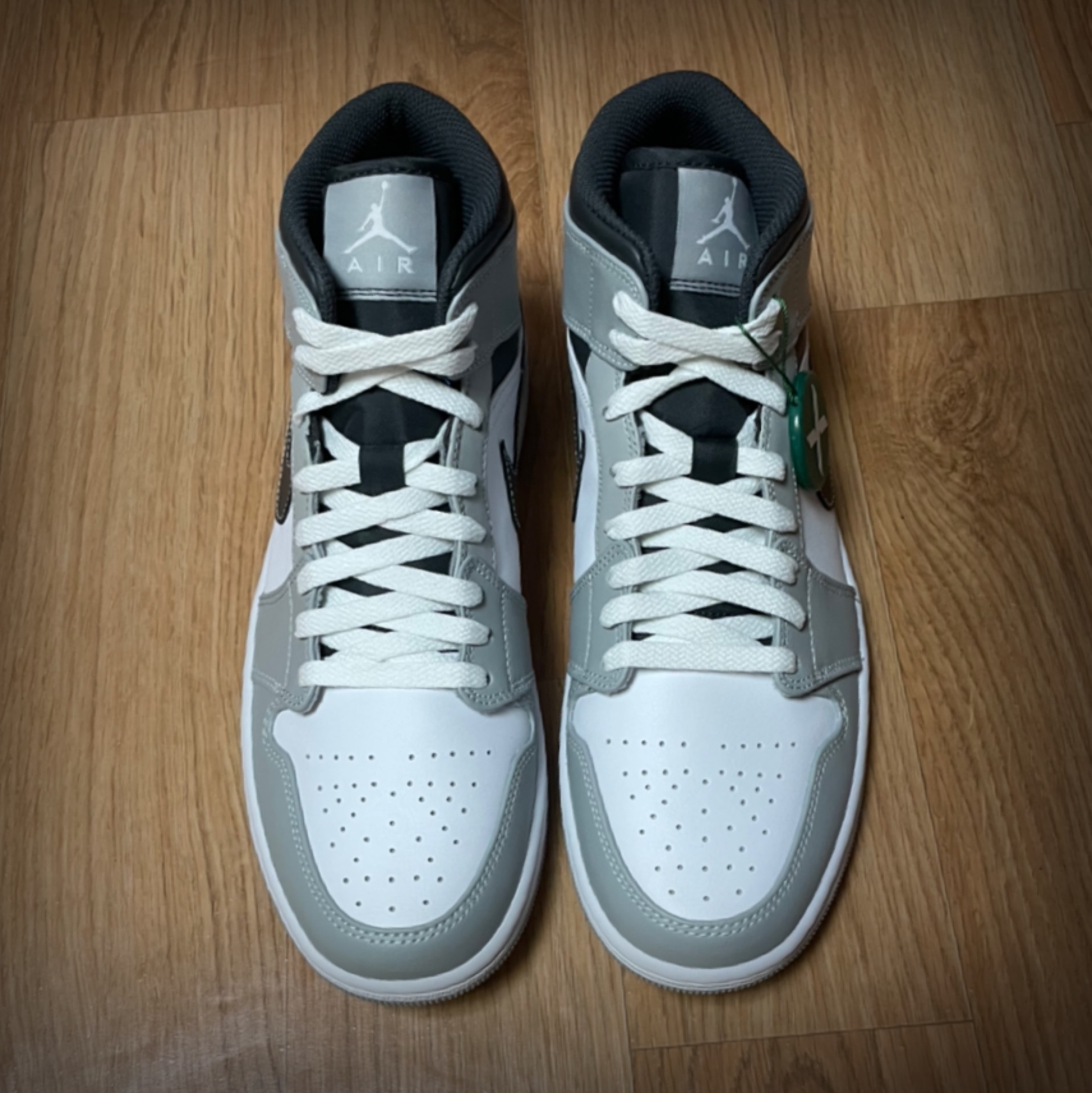 Jordan 1 Mid Light Smoke Grey Anthracite 착용 스타일 - 2