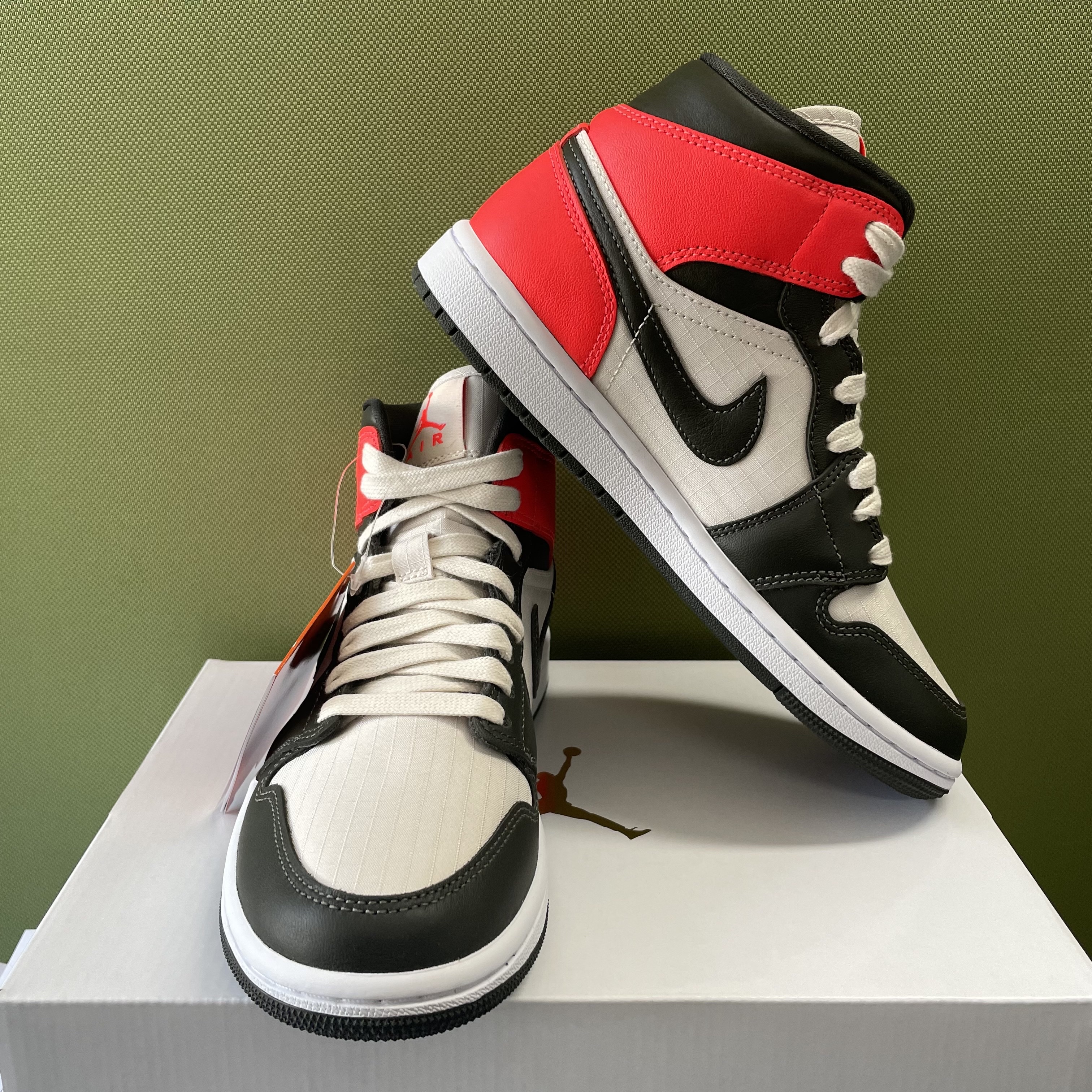 (W) Jordan 1 Mid SE Newsprint 착용 스타일 - 2