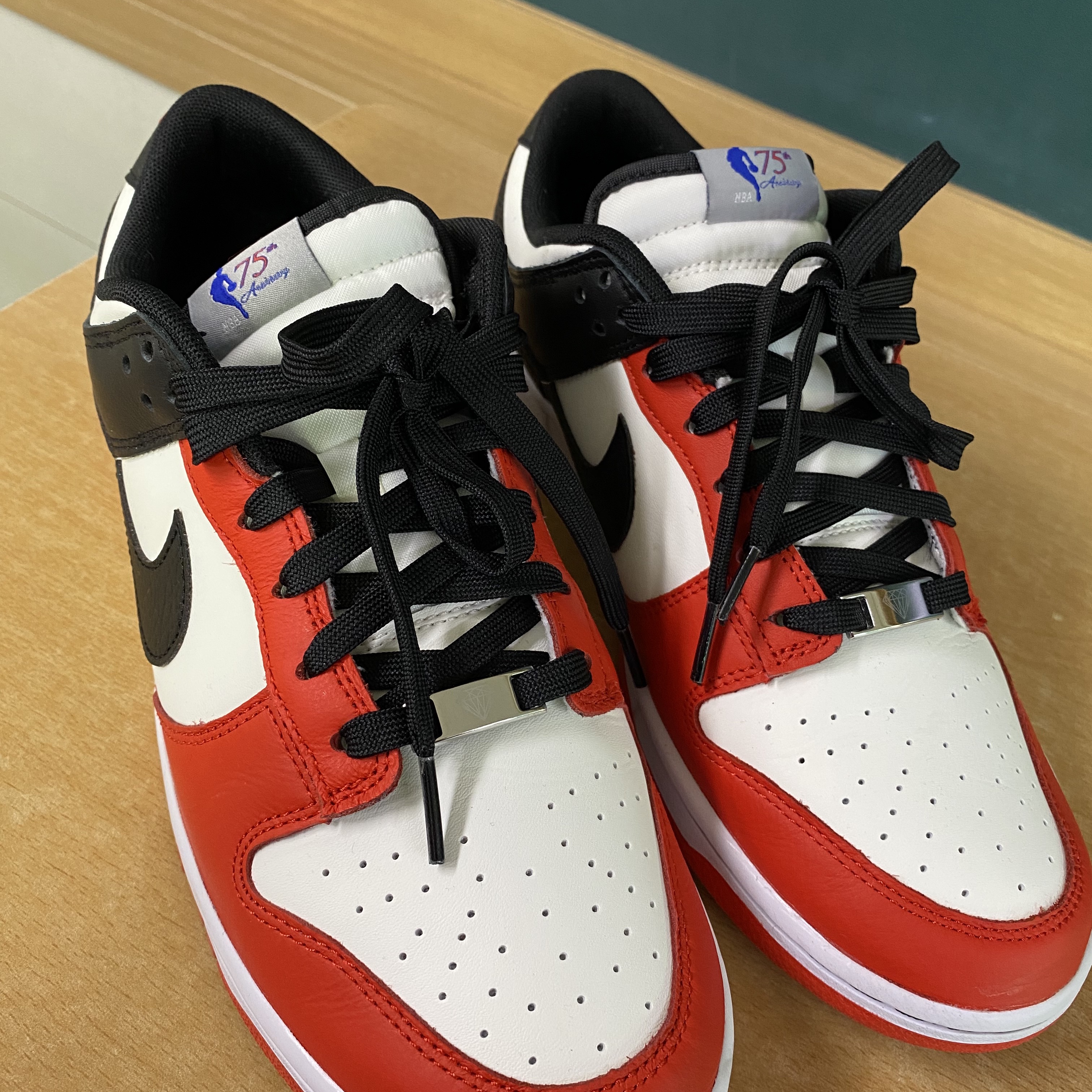 Nike x NBA Dunk Low Retro EMB Black and Chile Red 착용 스타일 - 2