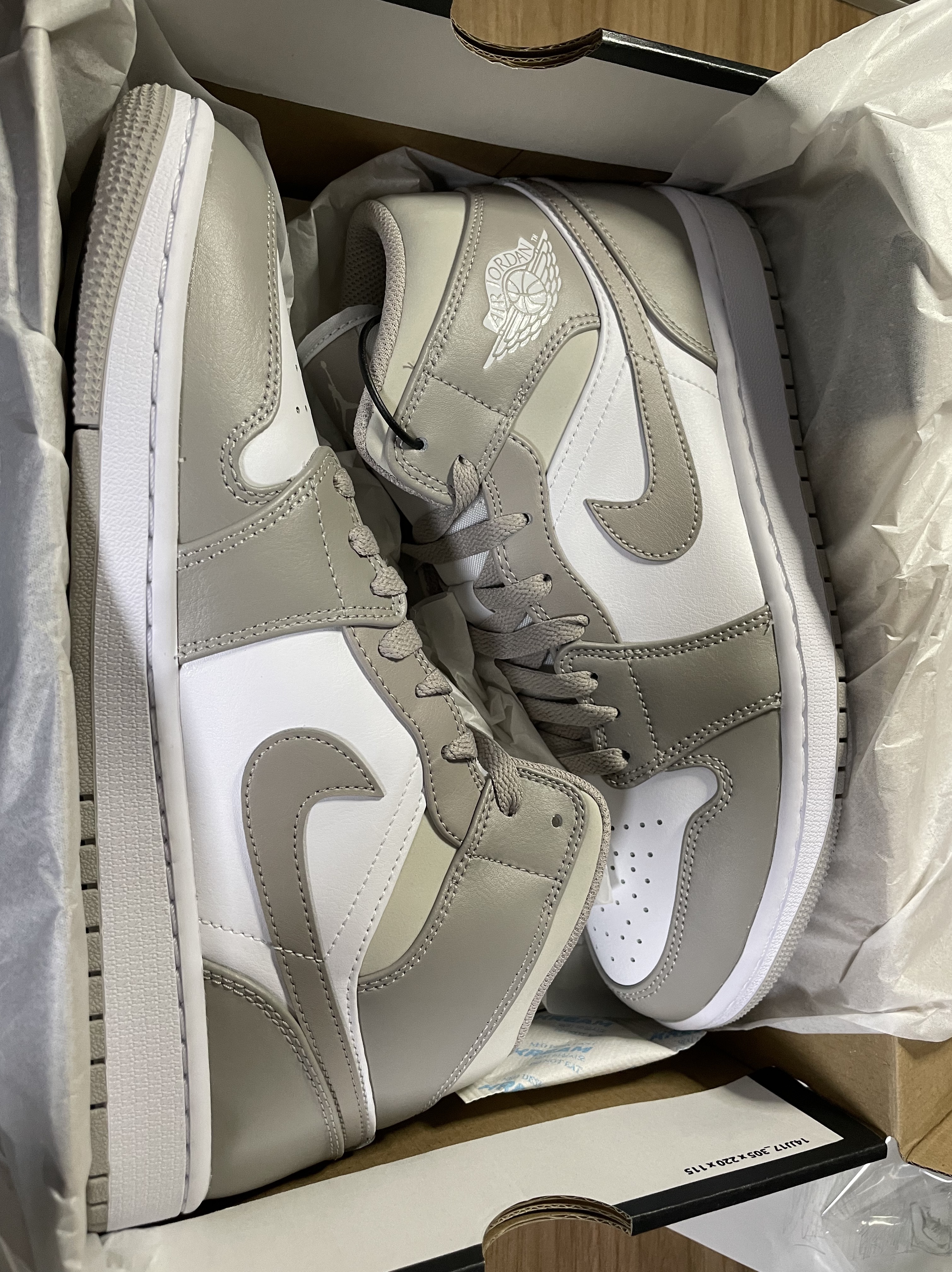 Jordan 1 Mid College Grey 착용 스타일