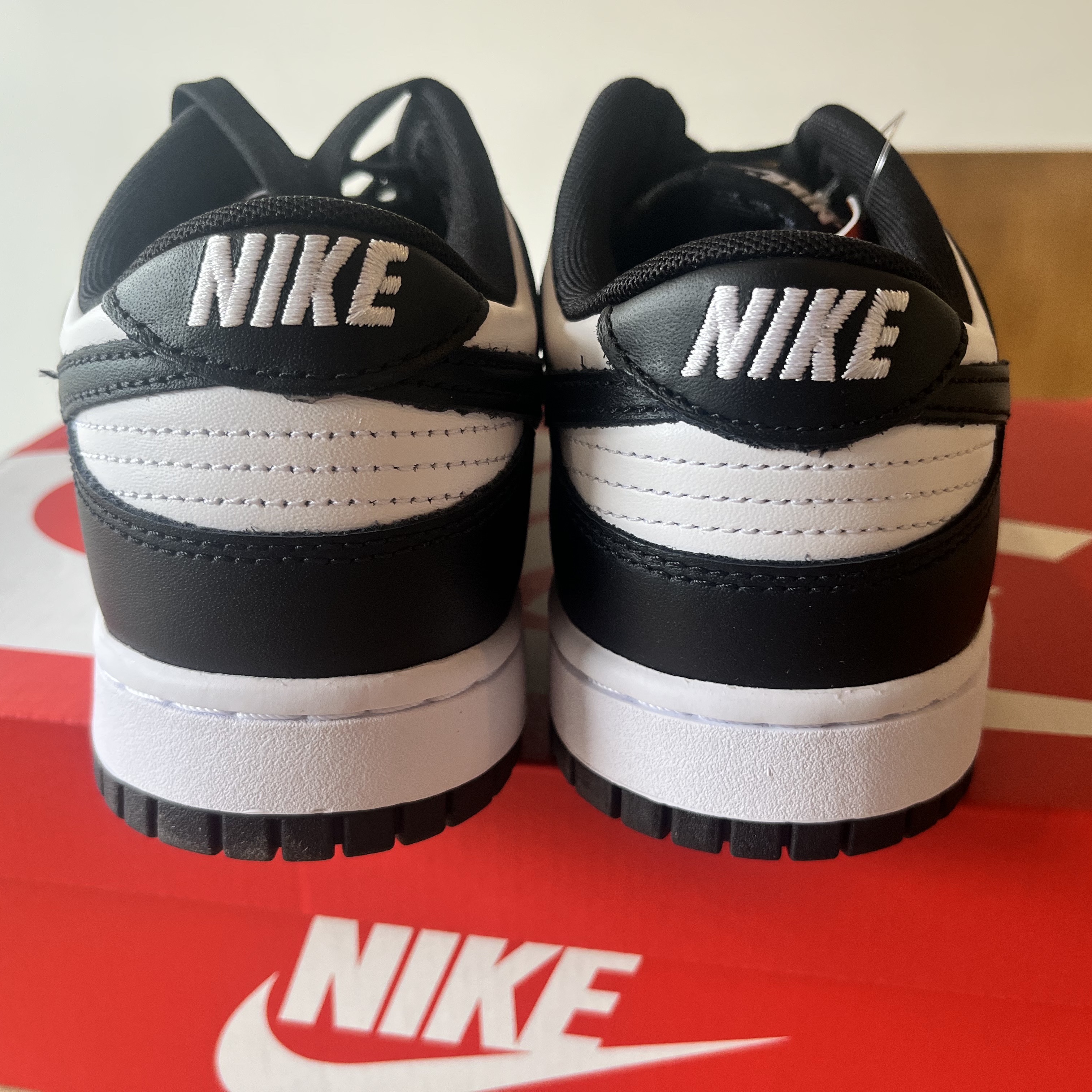 Nike Dunk Low Retro Black, Nike Air Force 1 '07 LV8 Black Total Orange 착용 스타일 - 1
