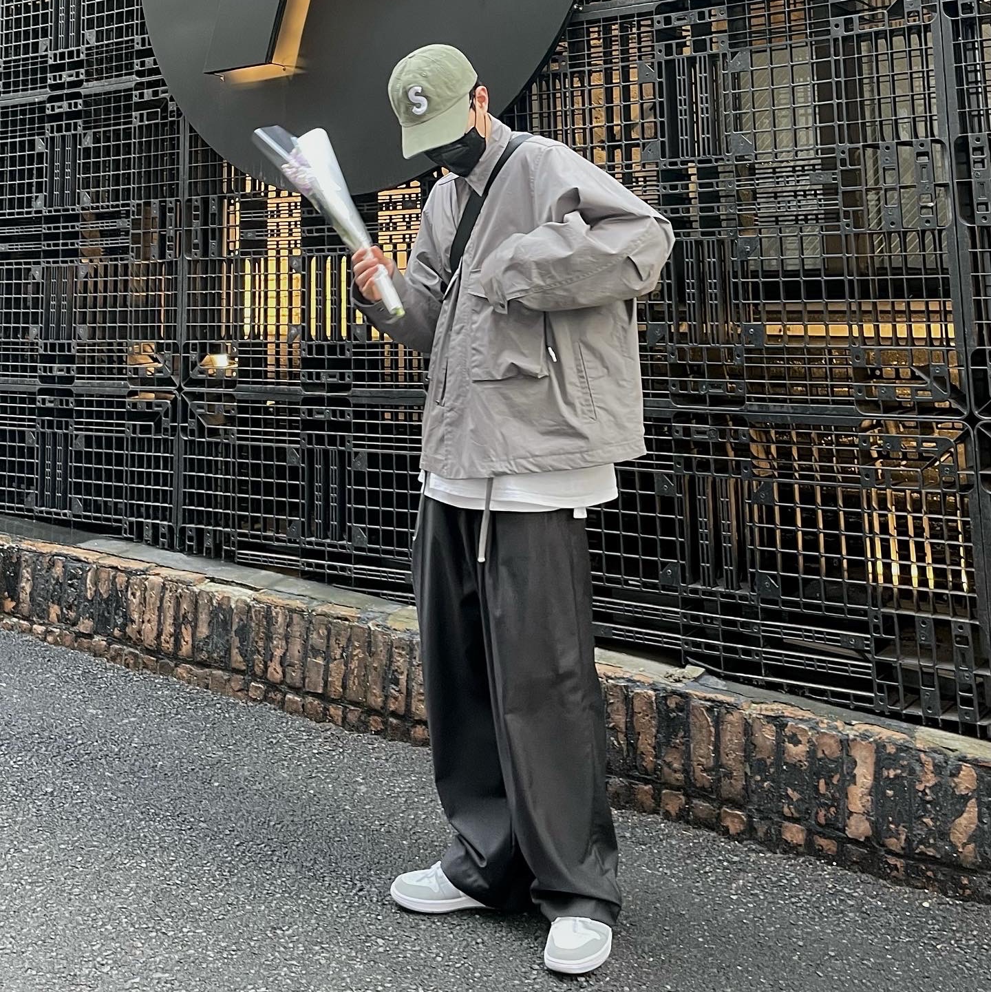 (W) Jordan 1 Low White Wolf Grey, Supreme Kevlar Denim S Logo 6-Panel Olive - 22SS 착용 스타일