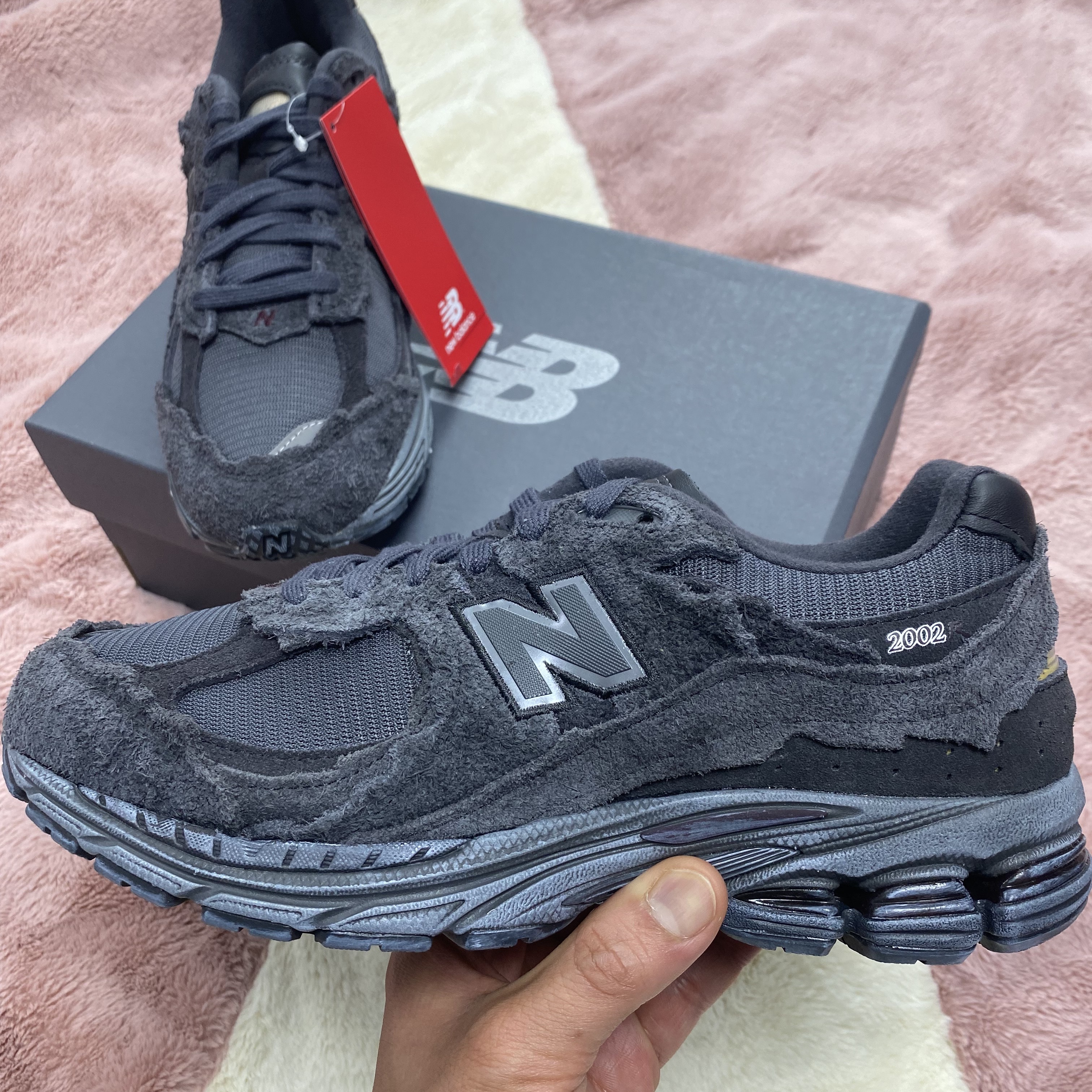 New Balance 2002R Protection Pack Phantom 착용 스타일