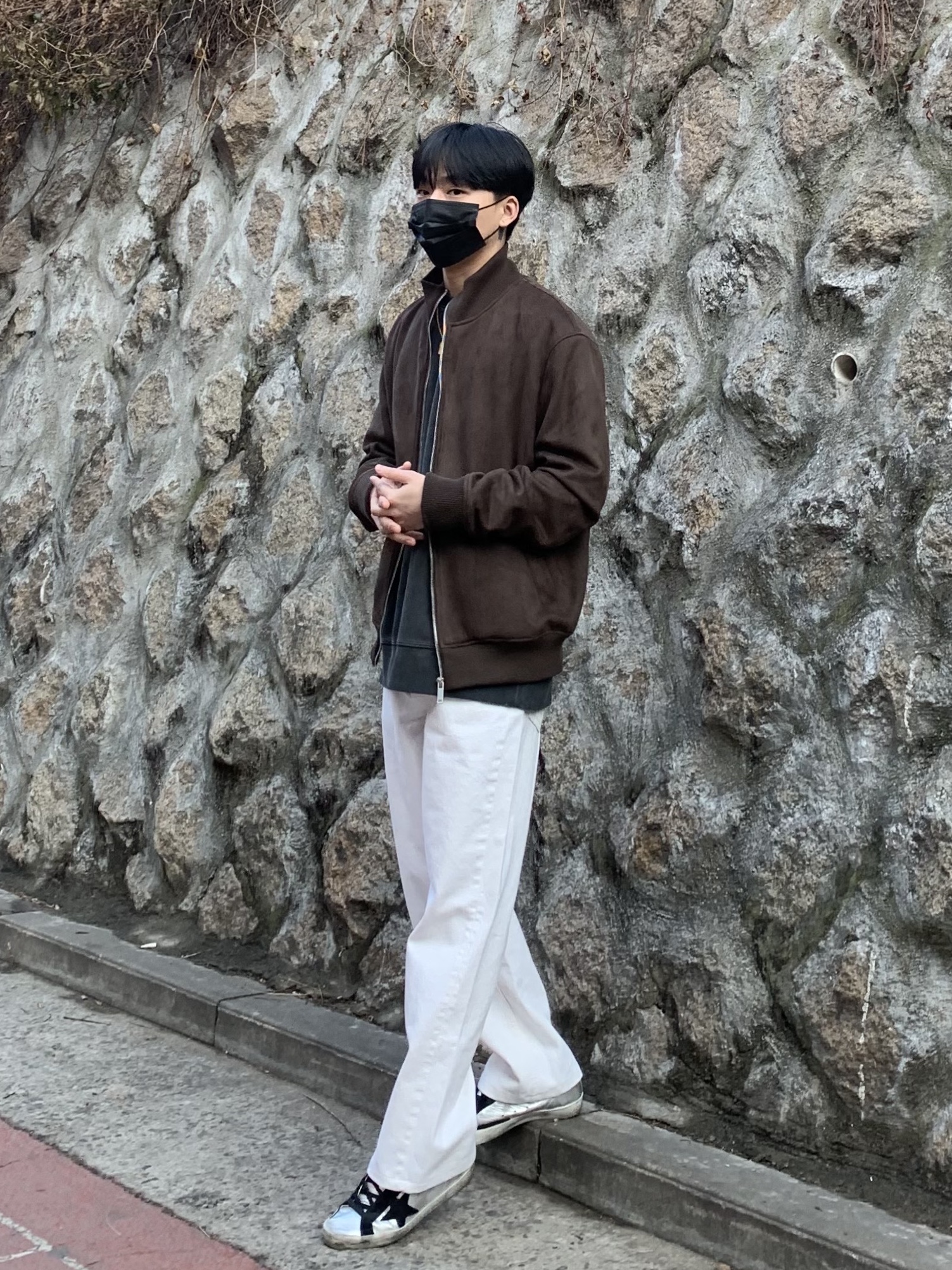 Golden Goose Superstar Silver Black Tab Sneakers 착용 스타일