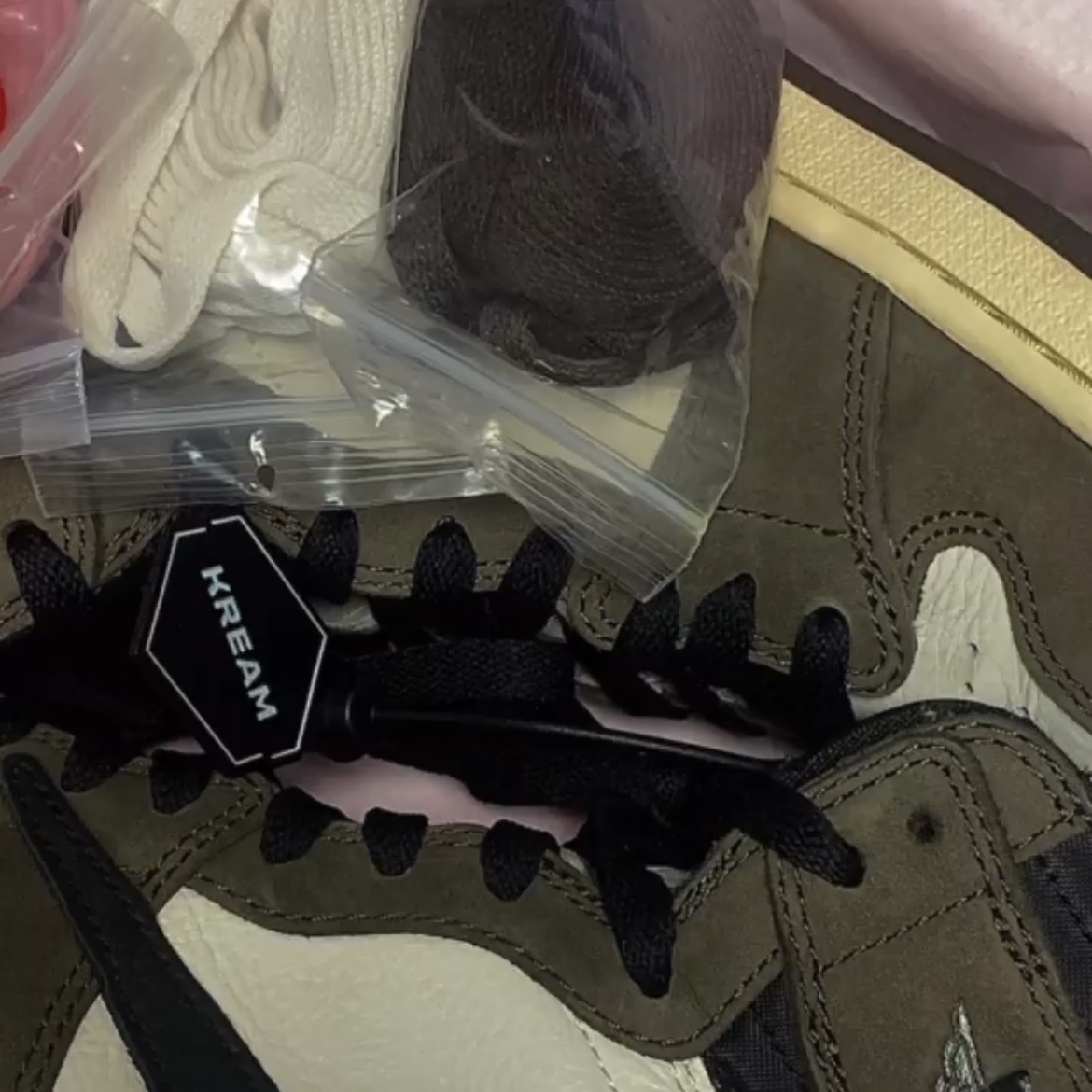 Jordan 1 x Travis Scott Retro High OG SP Mocha 착용 스타일 - 2