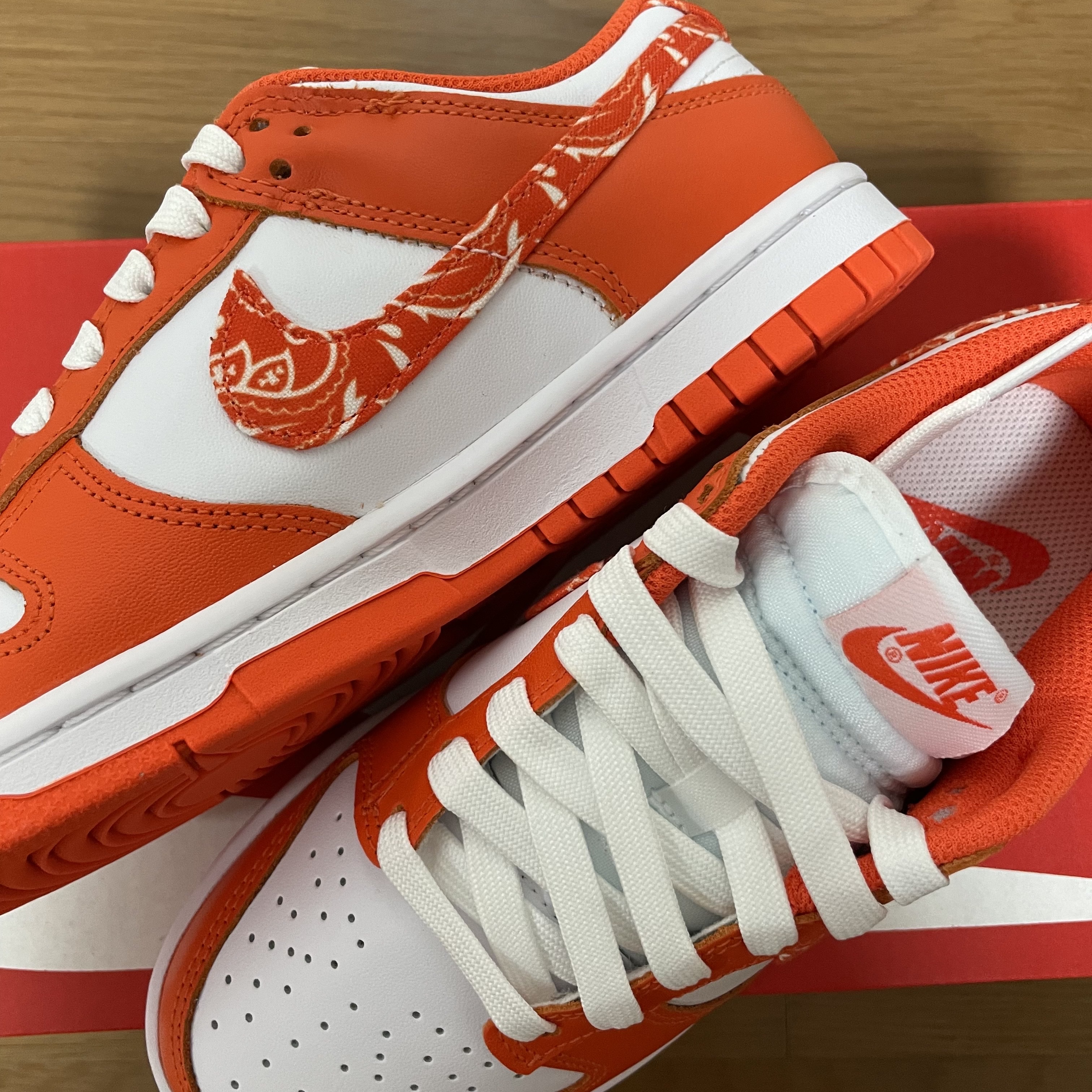 (W) Nike Dunk Low Essential Orange Paisley 착용 스타일 - 1