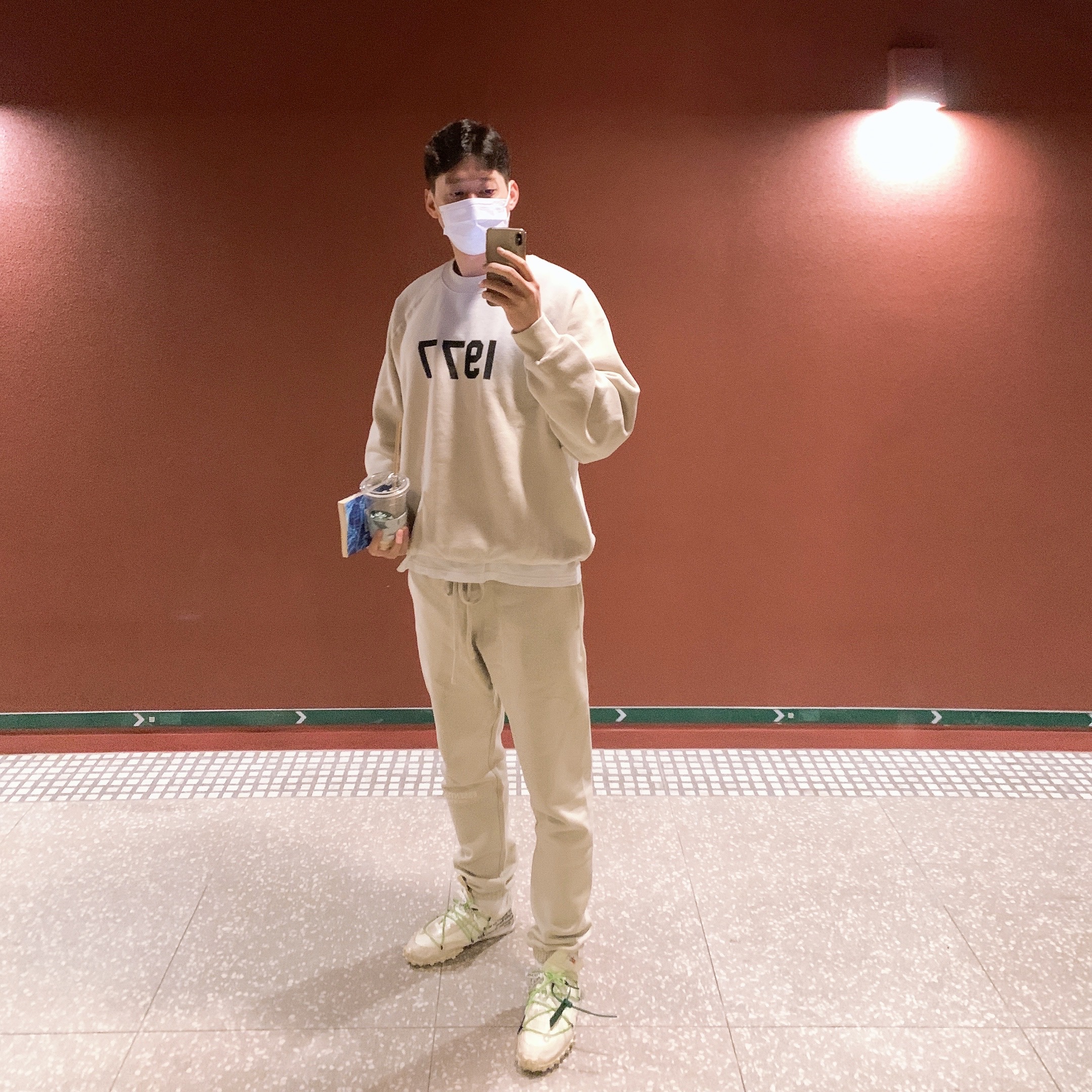 Essentials 1977 Crewneck Sweatshirt Wheat - 22SS, Essentials Sweatpants Wheat - 22SS 착용 스타일