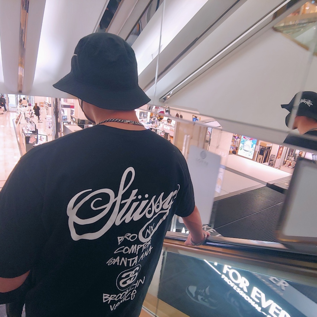 Stussy Stock DSM Los Angeles T-Shirt Red, Nike x Stussy Bucket Hat Black 착용 스타일 - 4