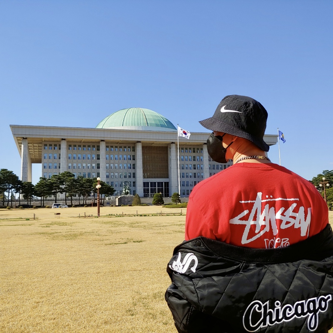 Stussy Stock DSM Los Angeles T-Shirt Red, Nike x Stussy Bucket Hat Black 착용 스타일 - 1
