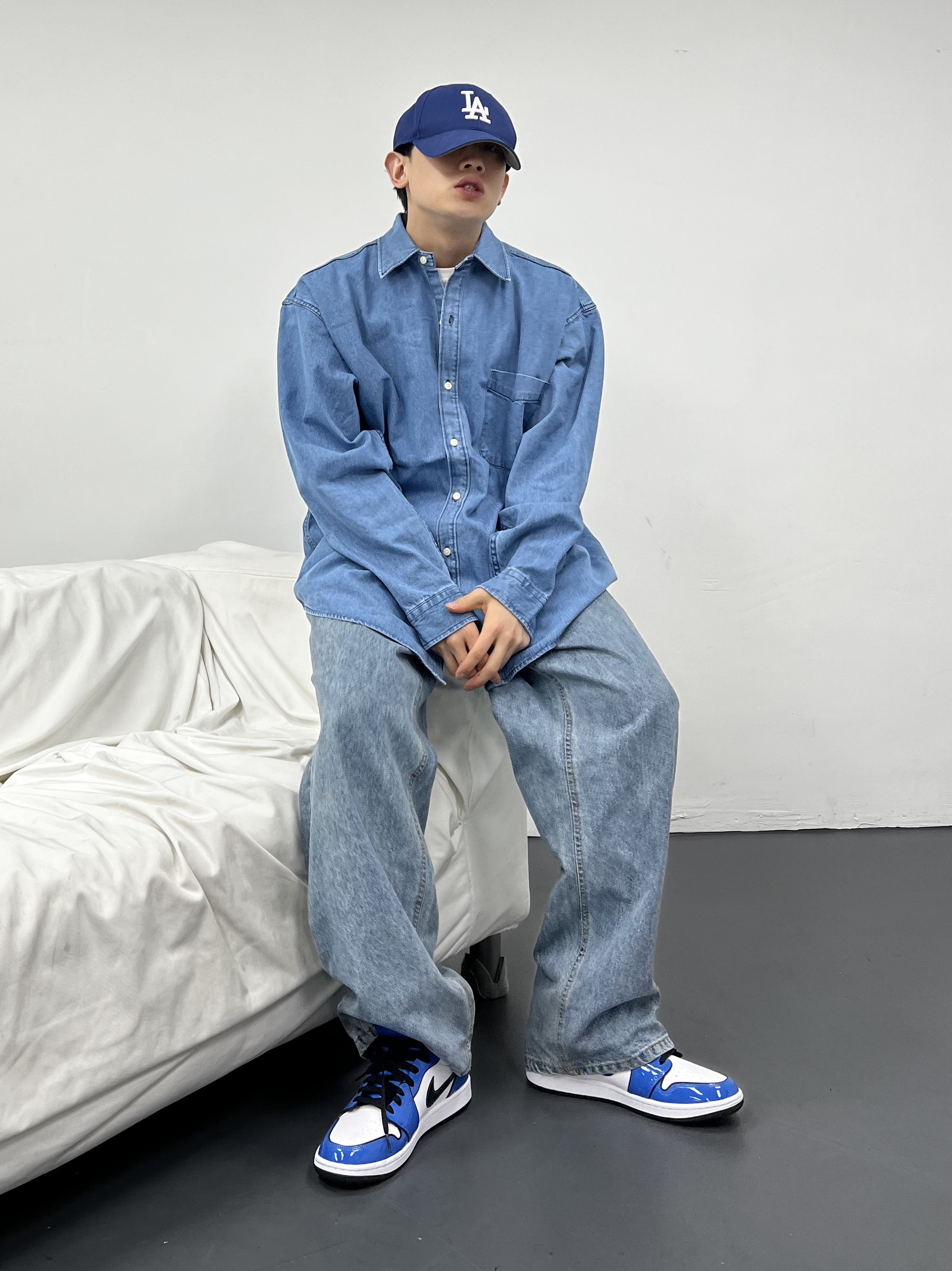 Jordan 1 Mid SE Signal Blue 착용 스타일 - 2