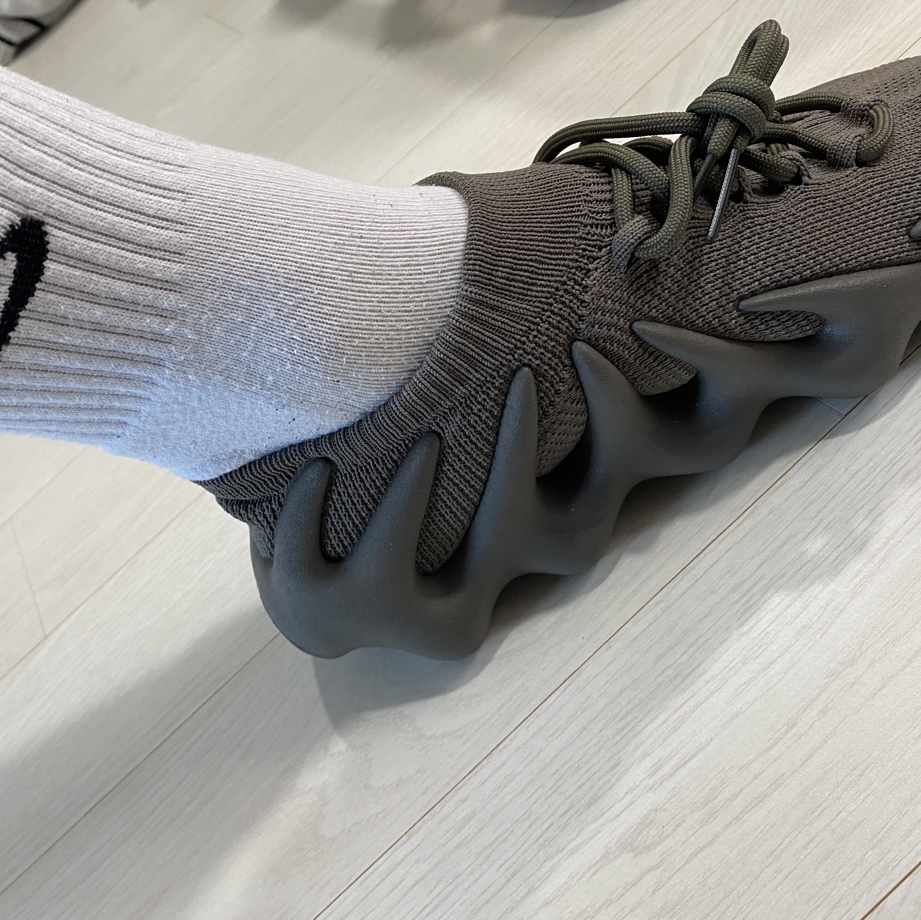 Adidas Yeezy 450 Cinder 착용 스타일 - 3