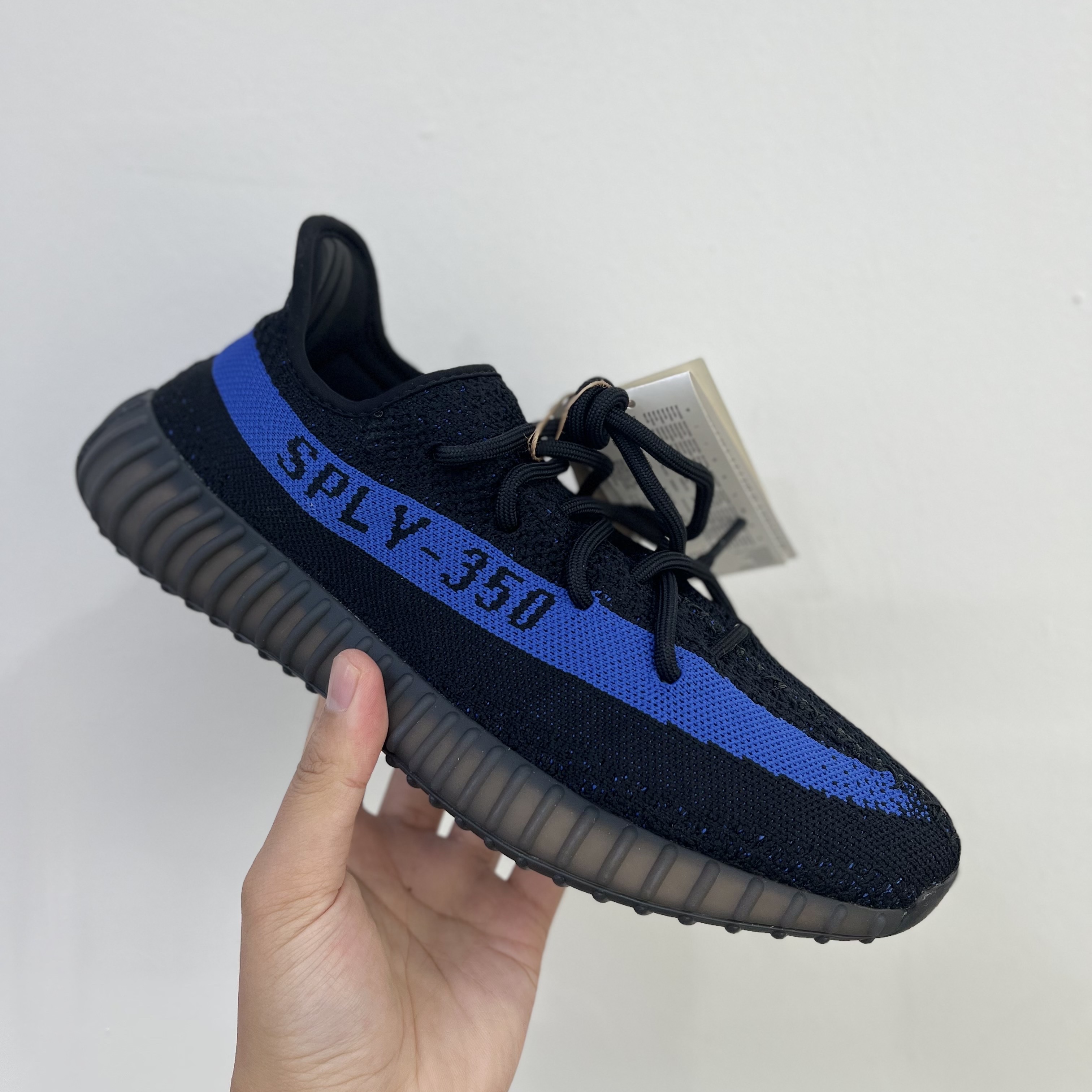 Adidas Yeezy Boost 350 V2 Dazzling Blue 착용 스타일 - 3