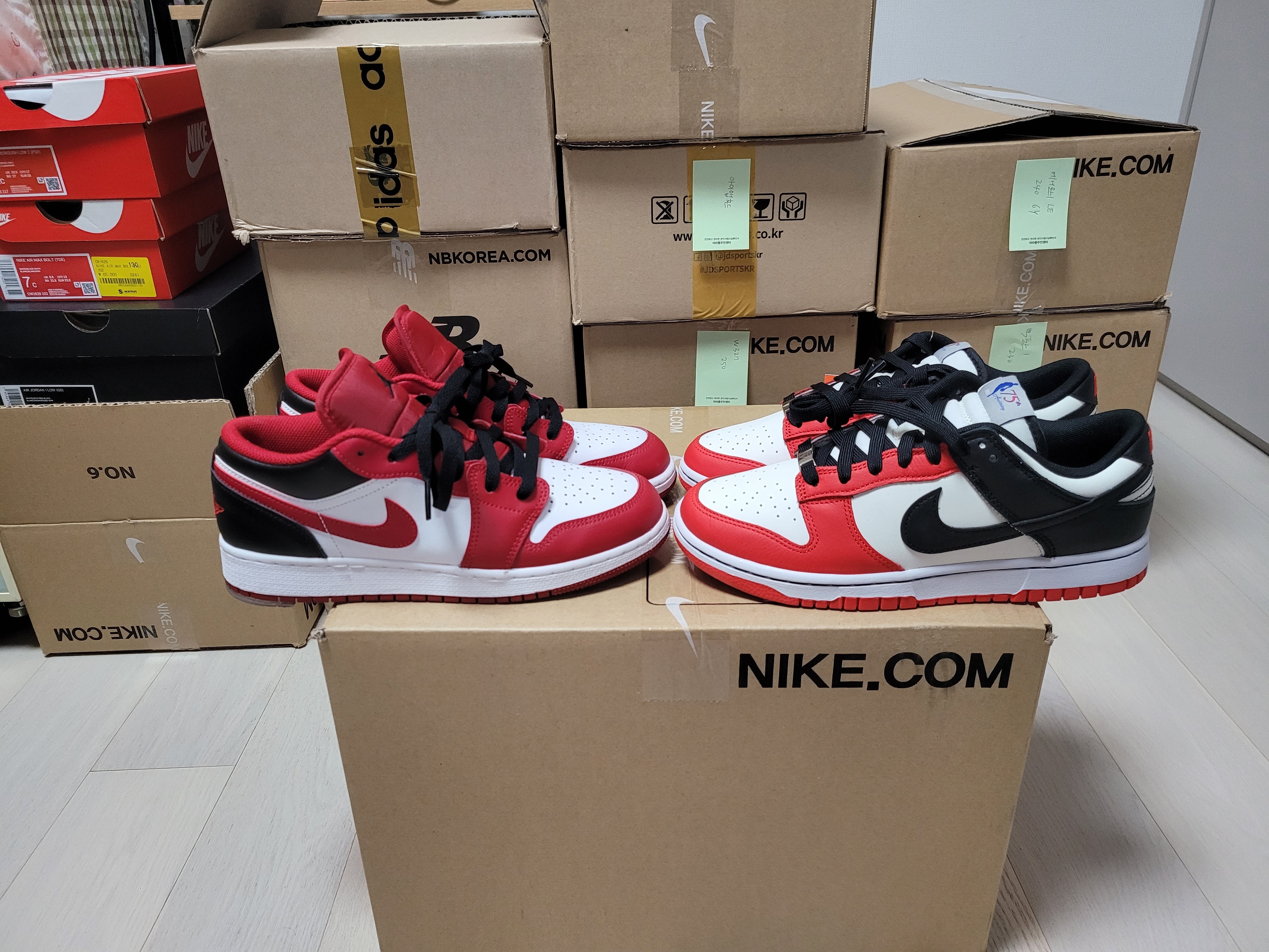 Nike x NBA Dunk Low Retro EMB Black and Chile Red, (GS) Jordan 1 Low White Gym Red Black 착용 스타일