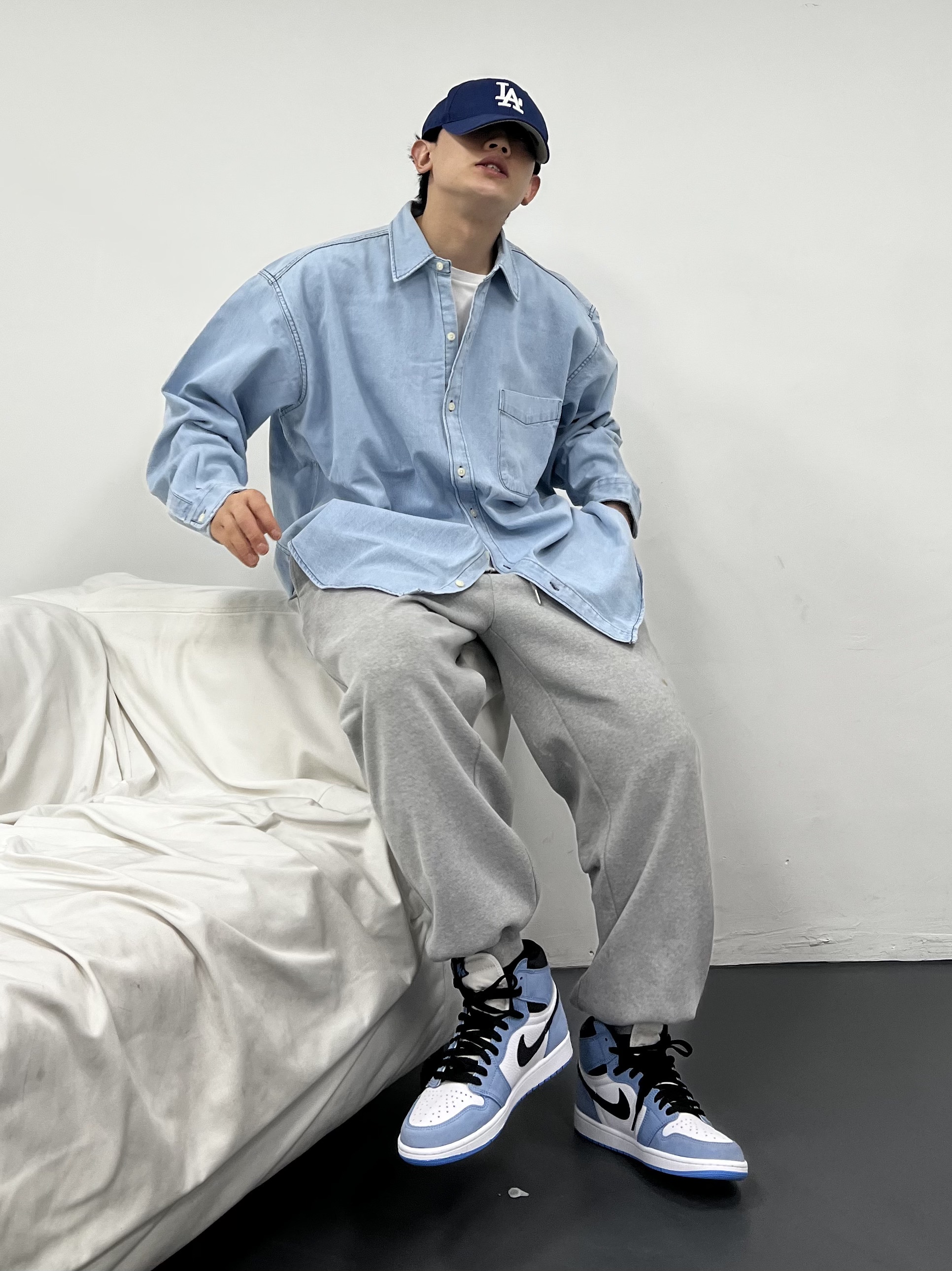 Jordan 1 Retro High OG University Blue 착용 스타일 - 2