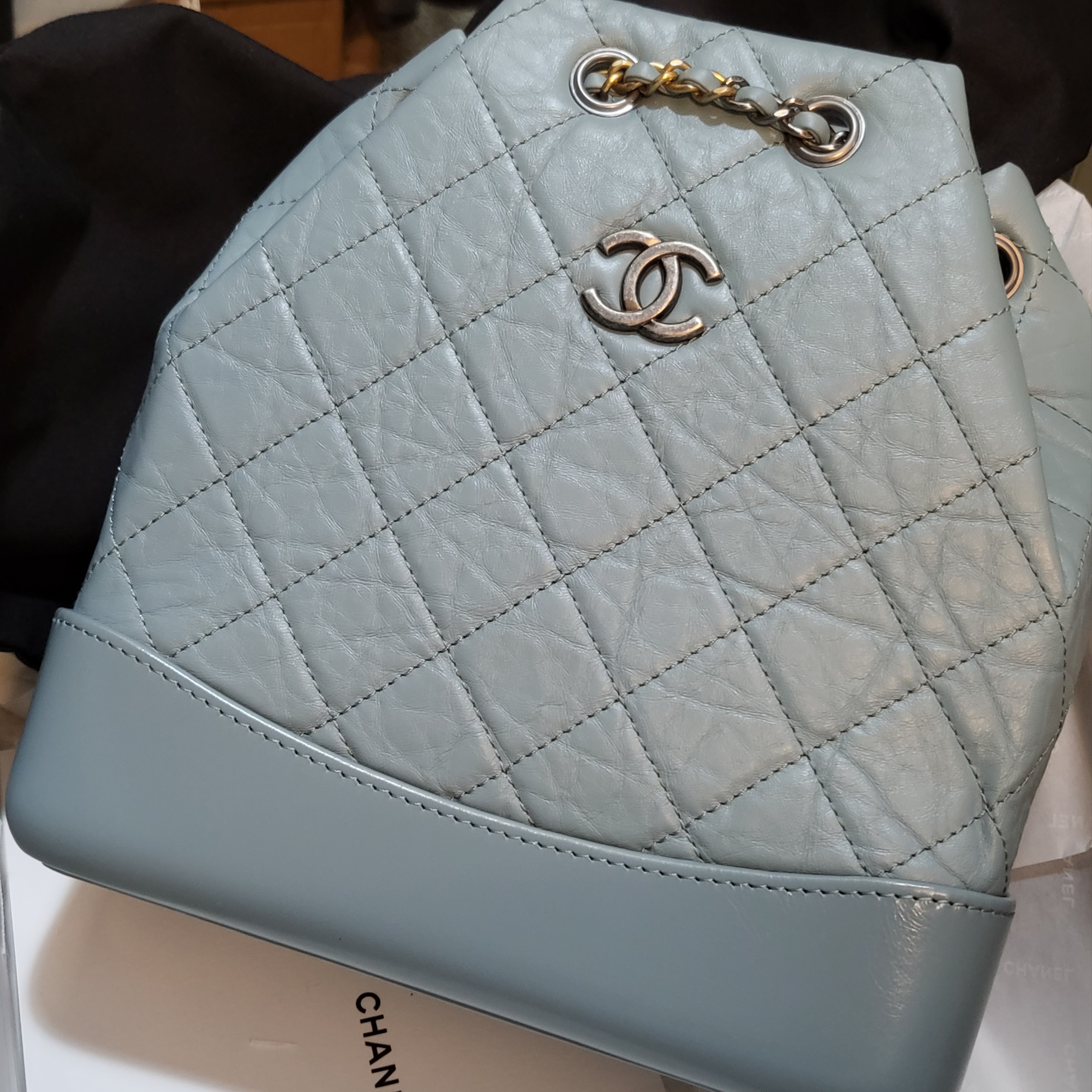 Chanel Small Gabrielle Backpack Aged Calfskin & Gold Silver Blue 착용 스타일