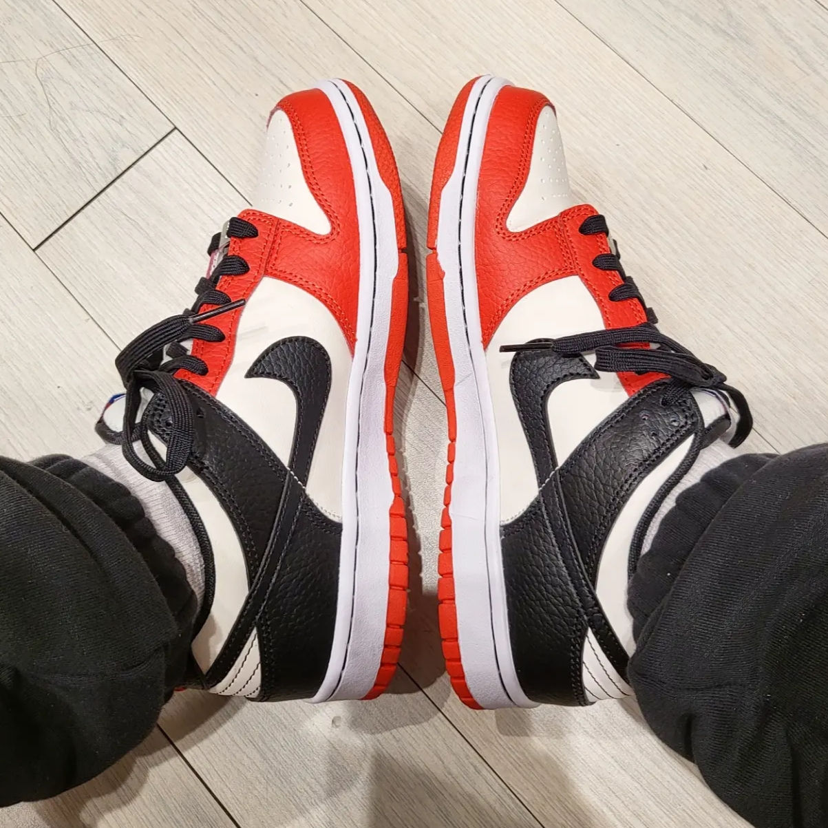 (GS) Nike x NBA Dunk Low Black and Chile Red 착용 스타일 - 4