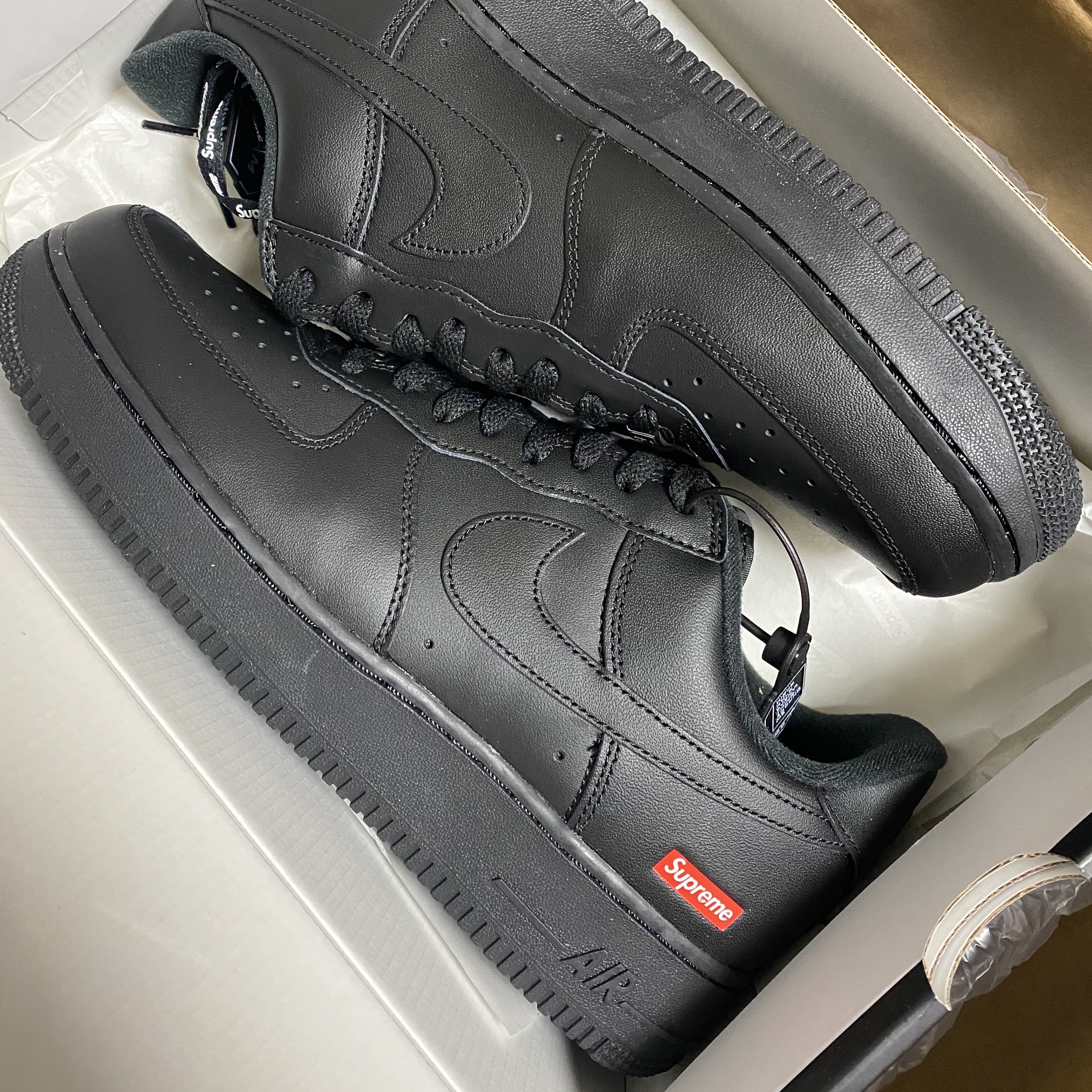 Nike x Supreme Air Force 1 Low Black 착용 스타일