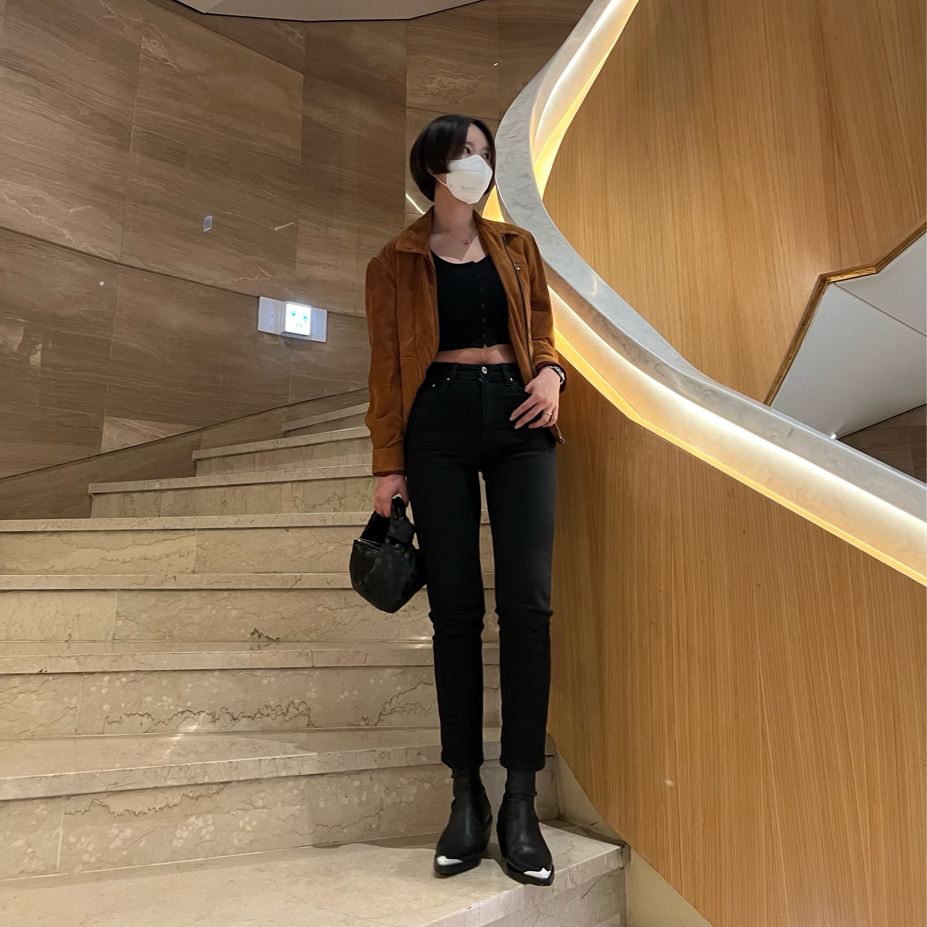 Bottega Veneta Mini Leather Jodie Black Gold 착용 스타일 - 2