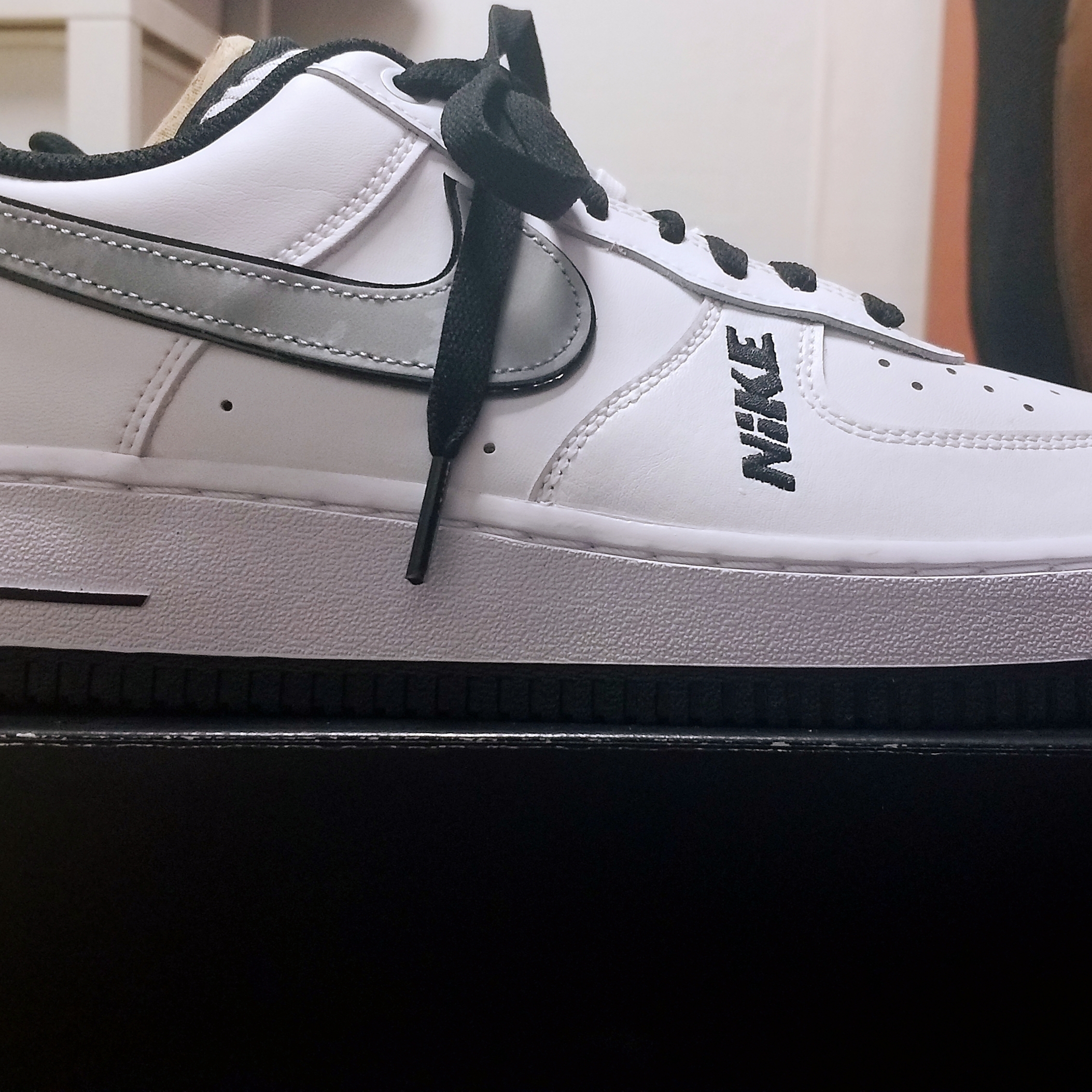 Nike Air Force 1 '07 LV8 White Black Wolf Grey 착용 스타일 - 2
