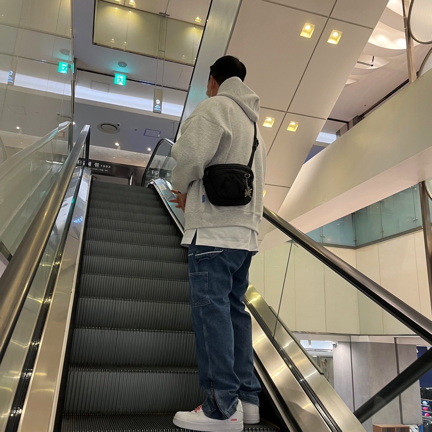 Arc'teryx Mantis 2 Waistpack Black, Nike x Supreme Air Force 1 Low White 착용 스타일