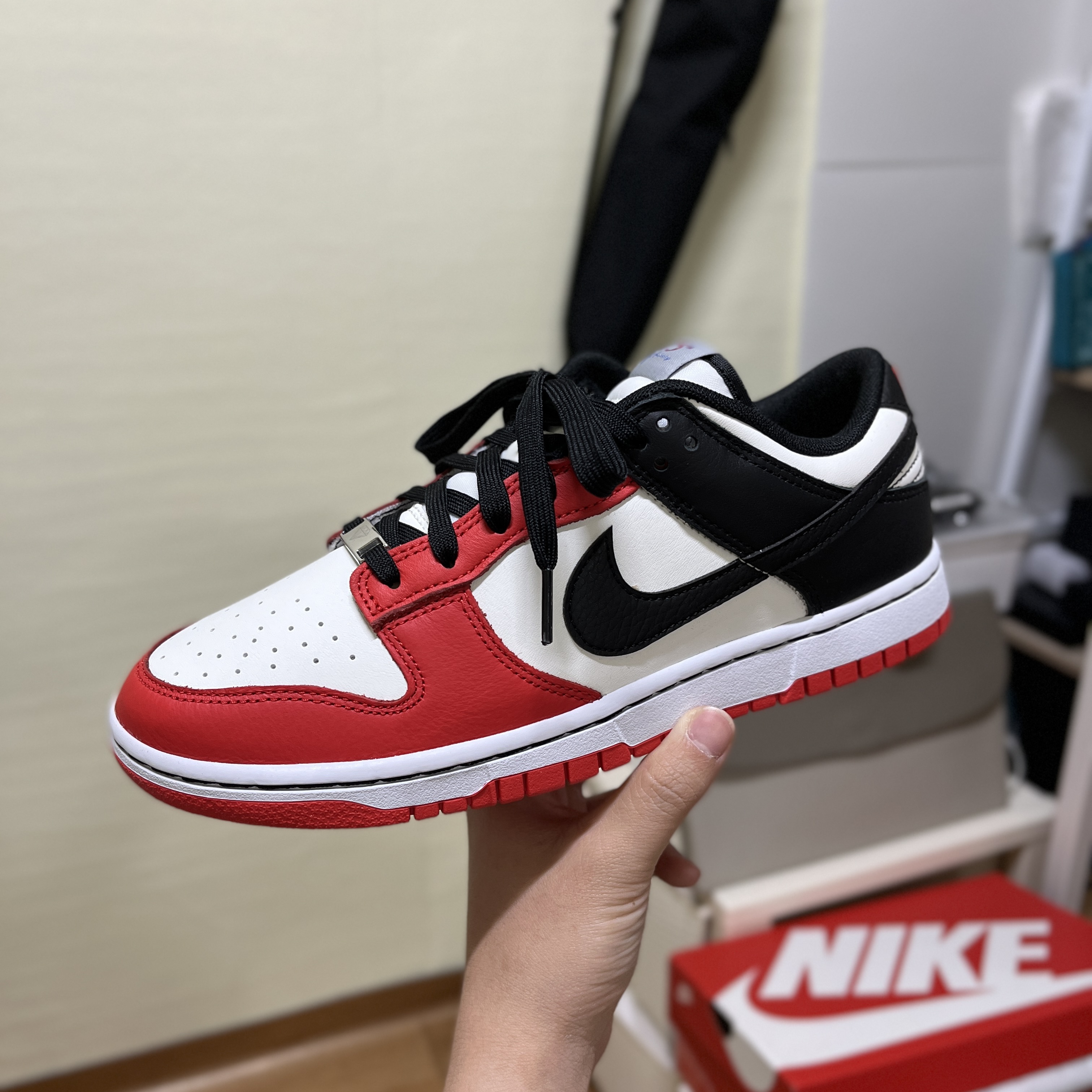 Nike x NBA Dunk Low Retro EMB Black and Chile Red 착용 스타일