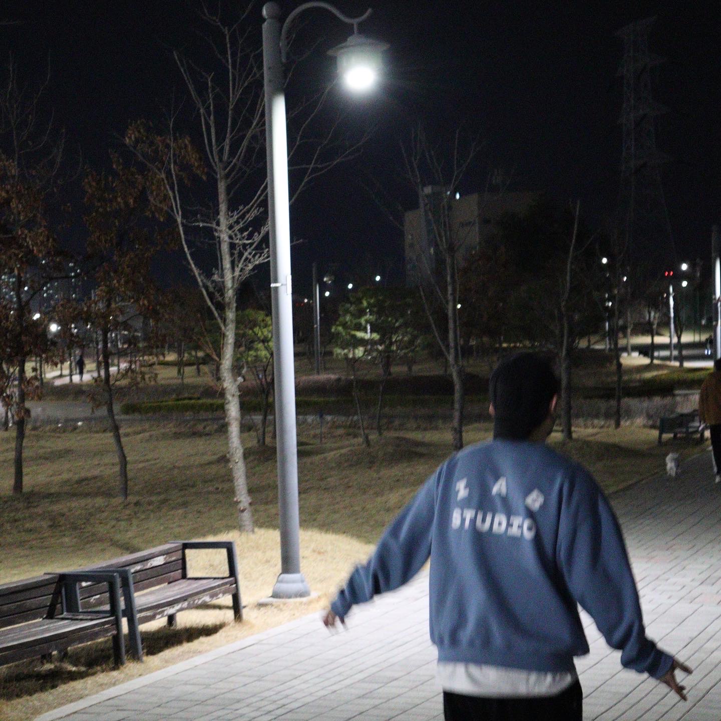 IAB Studio Crewneck Sky Blue 착용 스타일 - 1