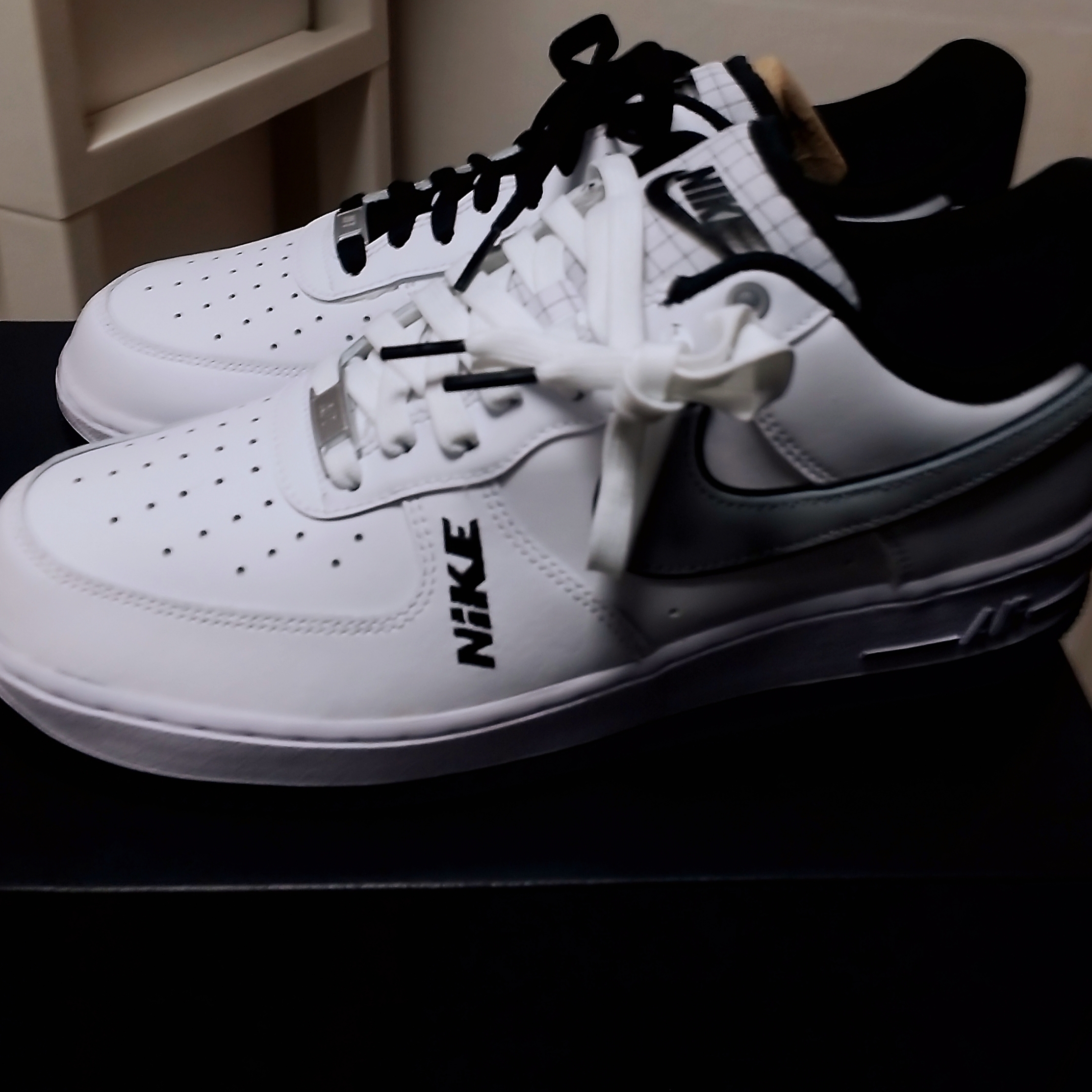 Nike Air Force 1 '07 LV8 White Black Wolf Grey 착용 스타일 - 1