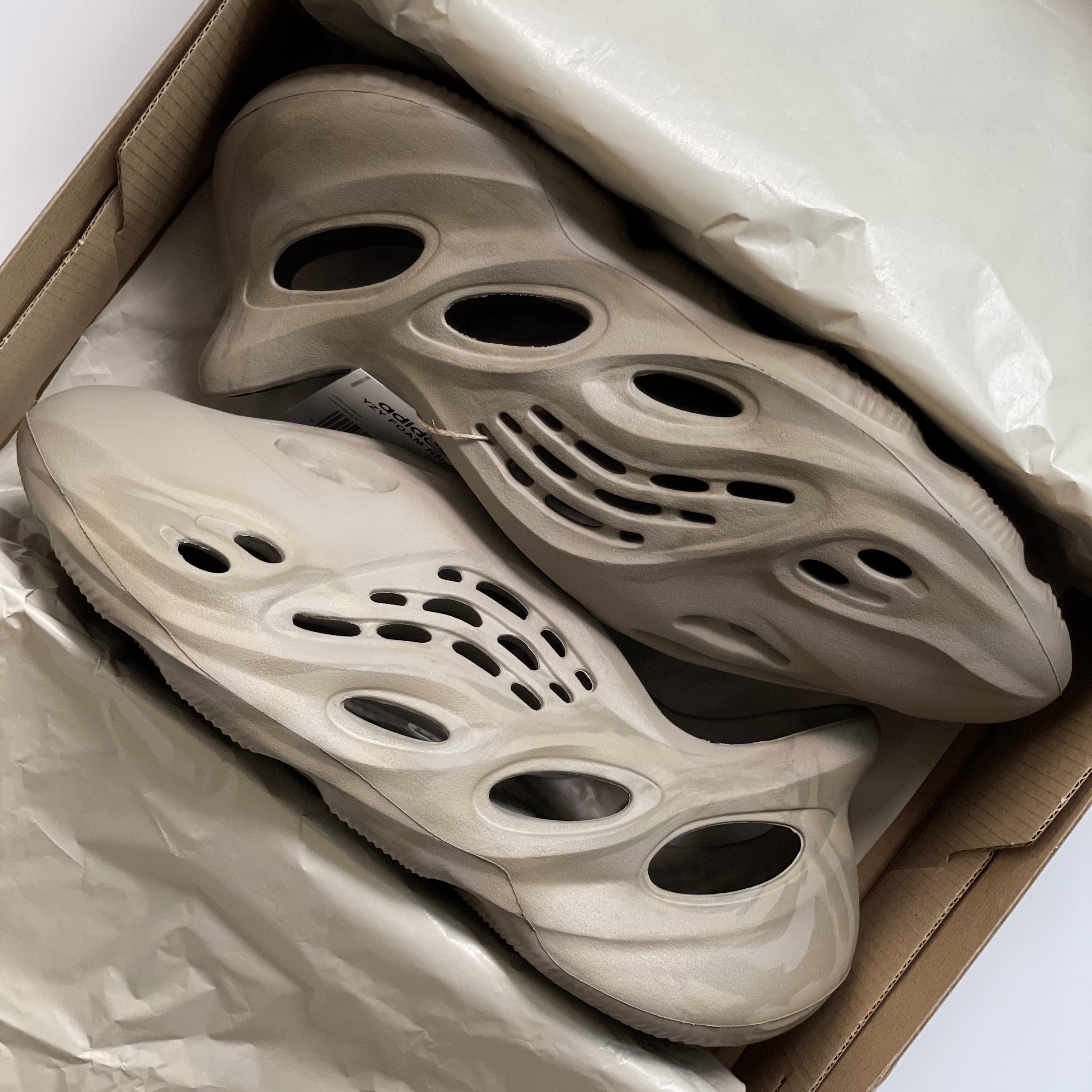 Adidas Yeezy Foam RNNR Stone Sage 착용 스타일