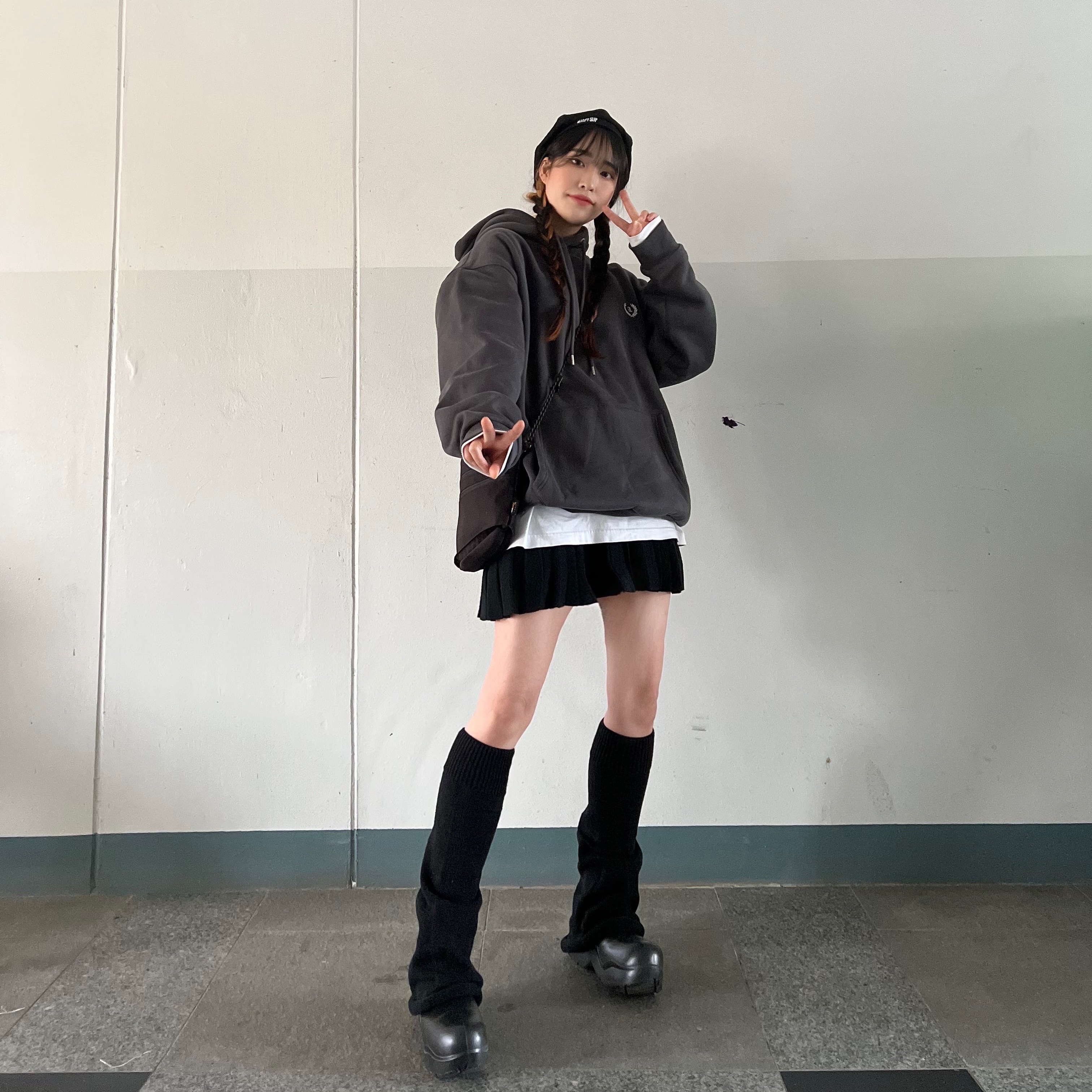 Bottega Veneta Puddle Ankle Boots Black 착용 스타일 - 3