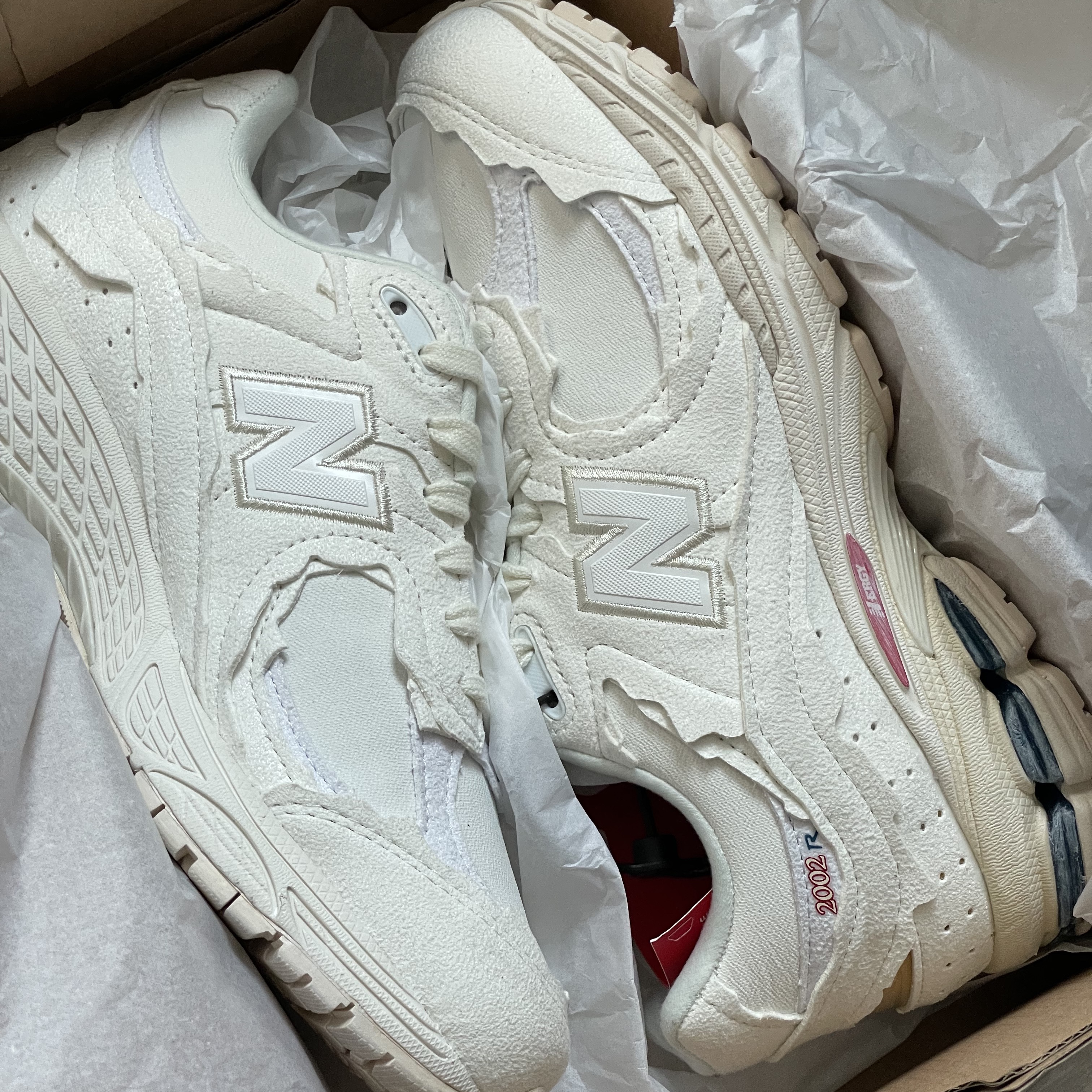 New Balance 2002R Protection Pack Sea Salt 착용 스타일 - 1