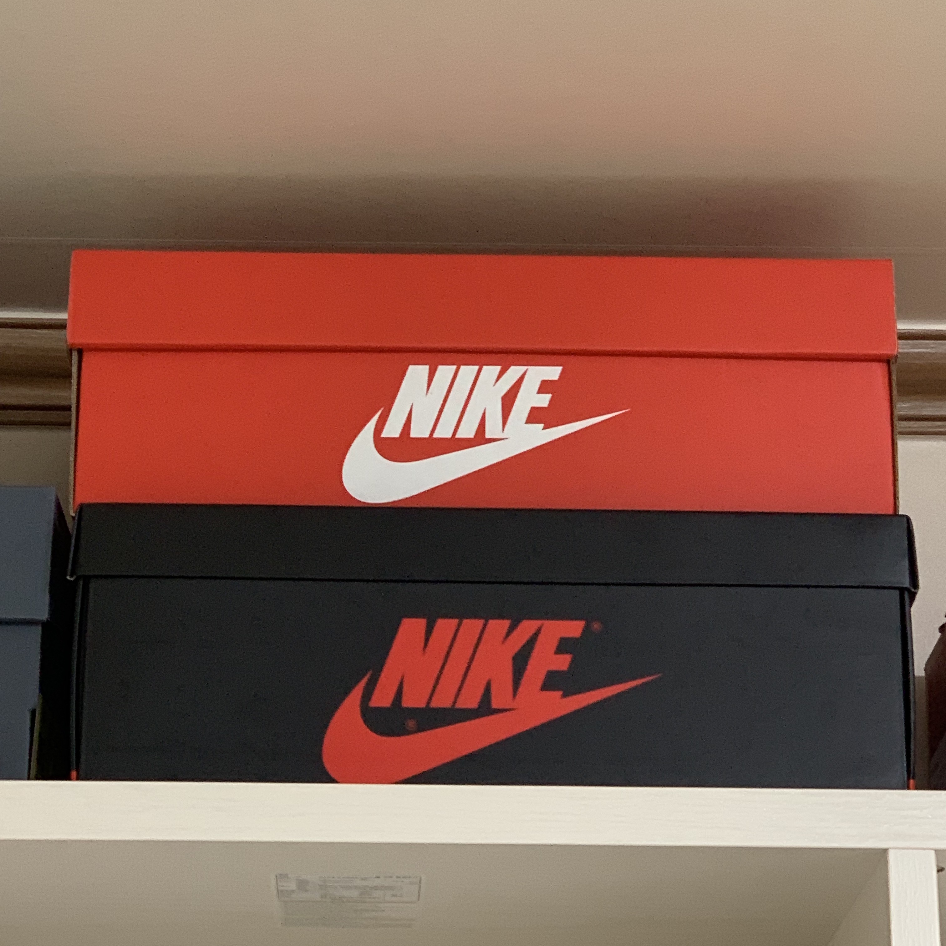 Nike x NBA Dunk Low Retro EMB Black and Chile Red, Jordan 1 Retro High OG Shadow 2.0 착용 스타일 - 2