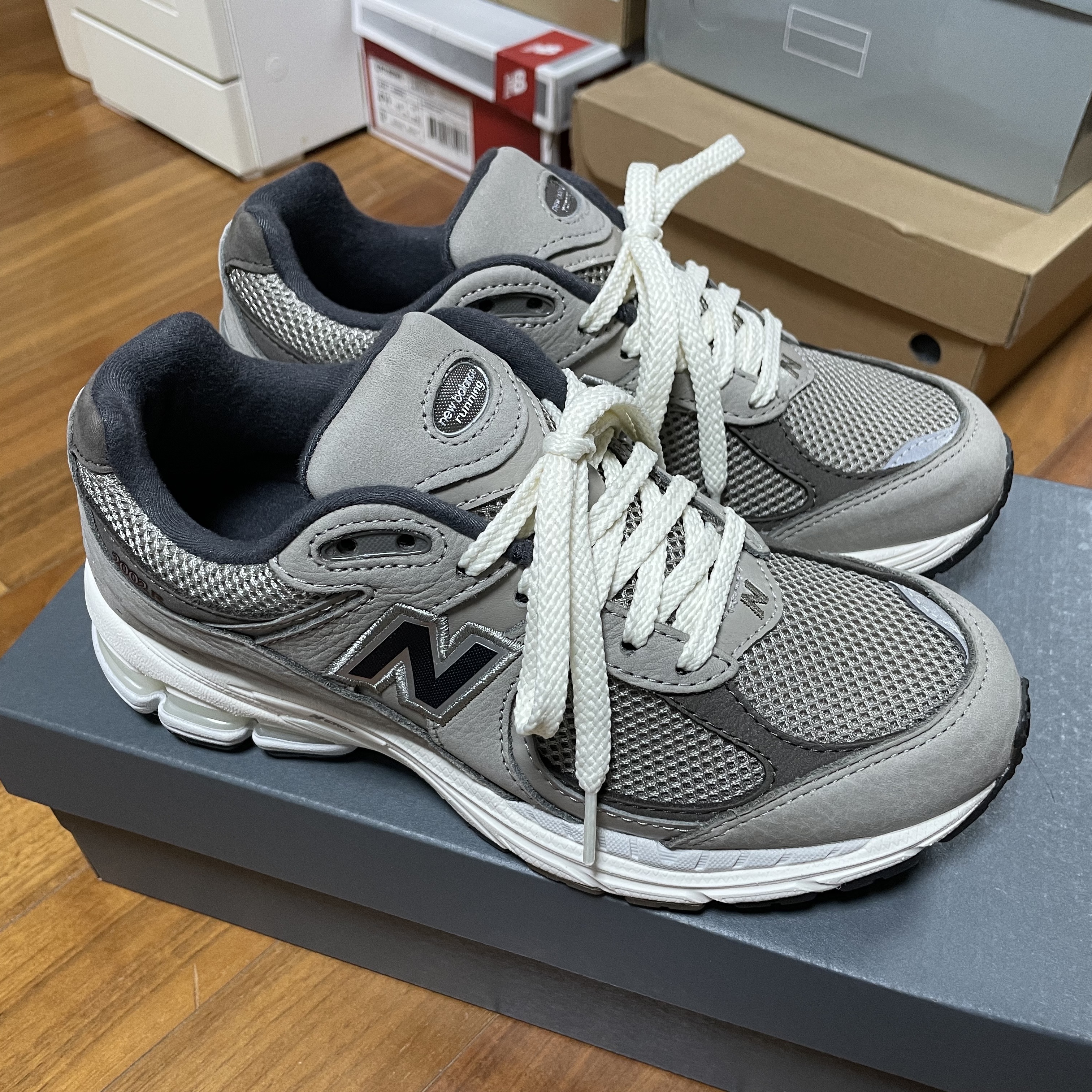 New Balance 2002 Warm Alpaca, New Balance 2002R T2 Gray 착용 스타일 - 2