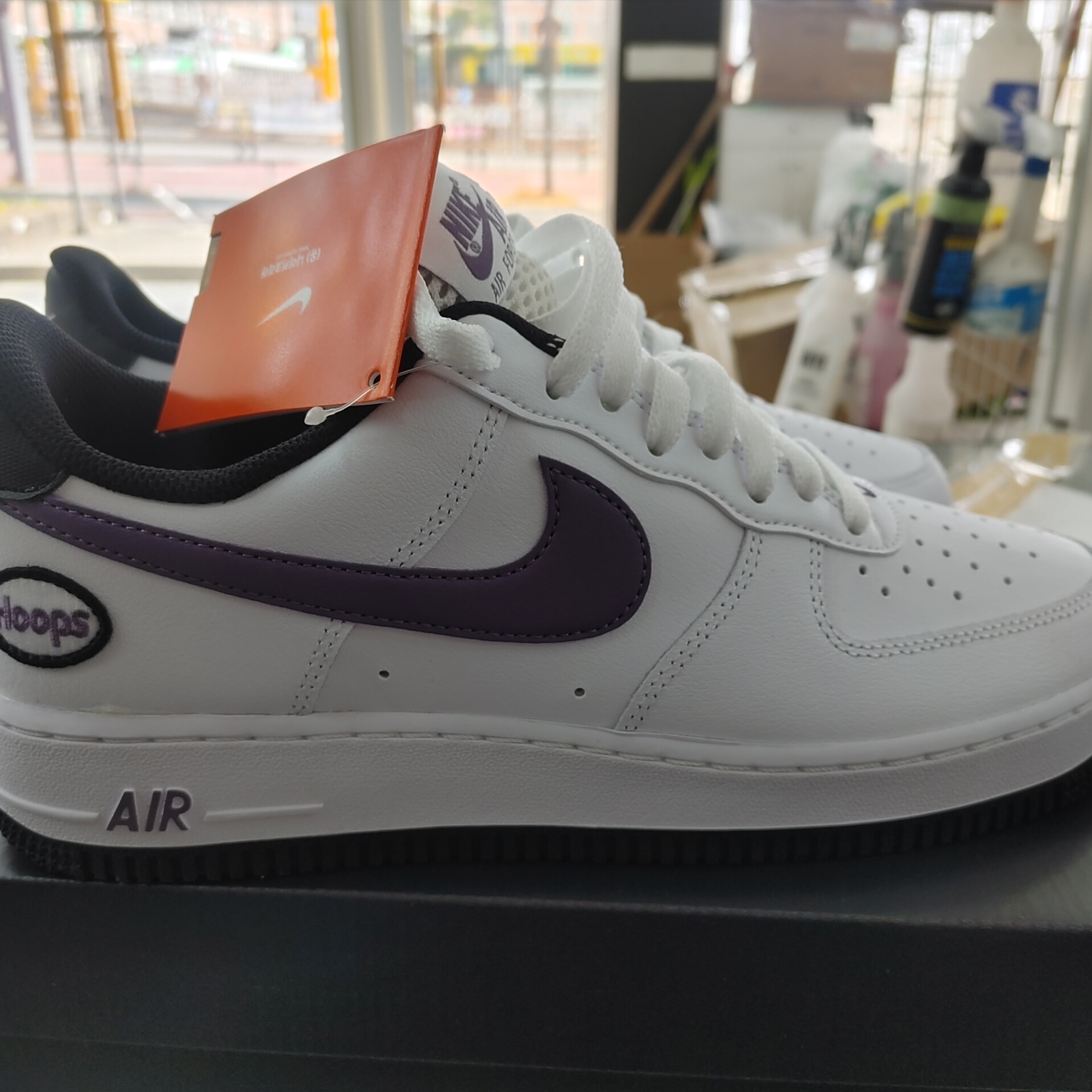 Nike Air Force 1 '07 LV8 Hoops White Canyon Purple 착용 스타일 - 2