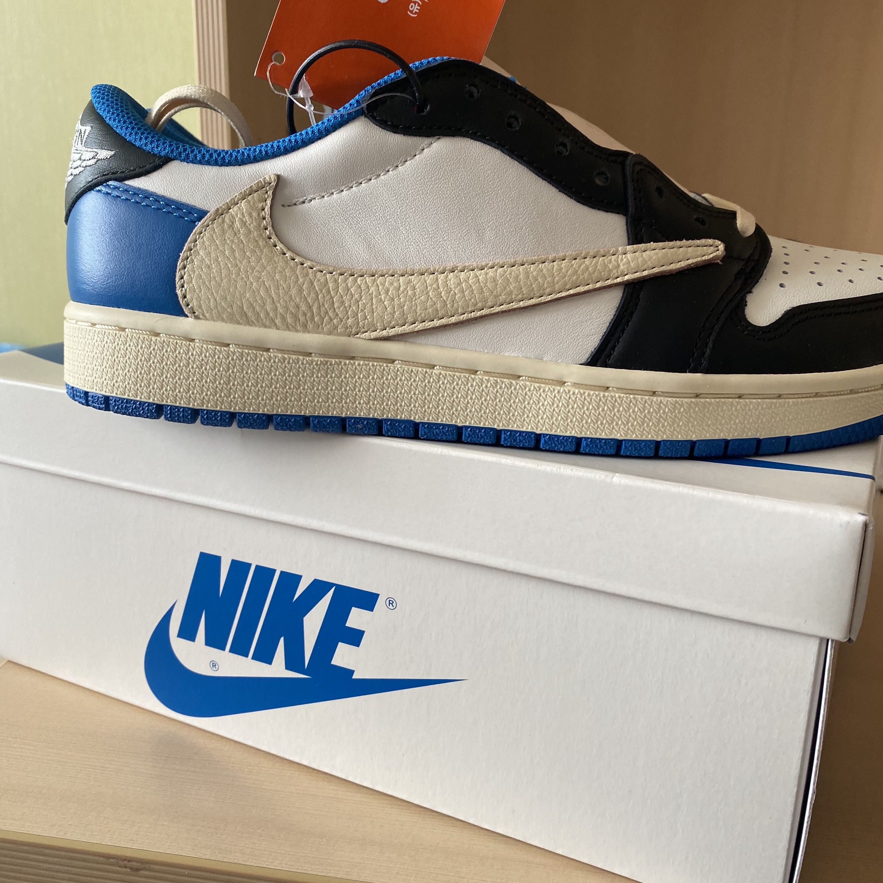 Jordan 1 x Travis Scott x Fragment Retro Low OG SP Military Blue 착용 스타일 - 2