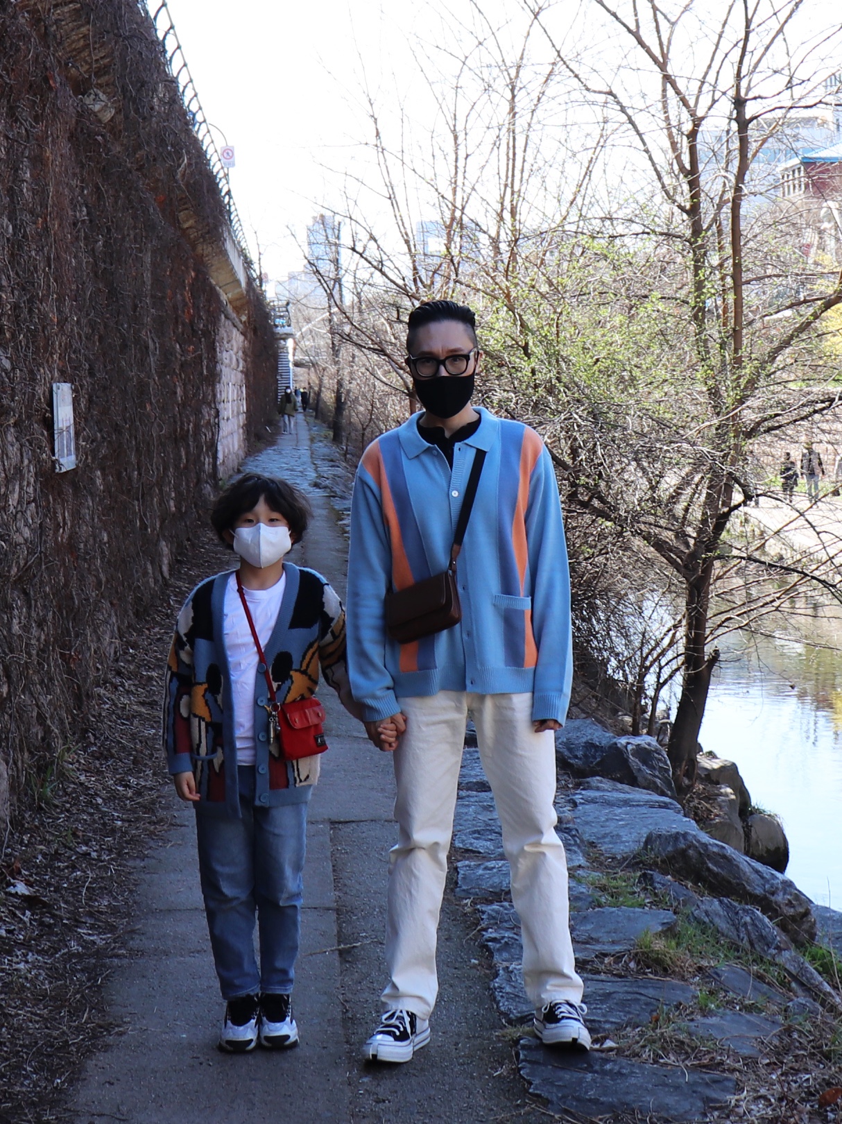 IAB Studio x Obey Archer Cardigan Blue, Converse x Feng Chen Wang Chuck 70 2-in-1 Natural Ivory Black 착용 스타일 - 3