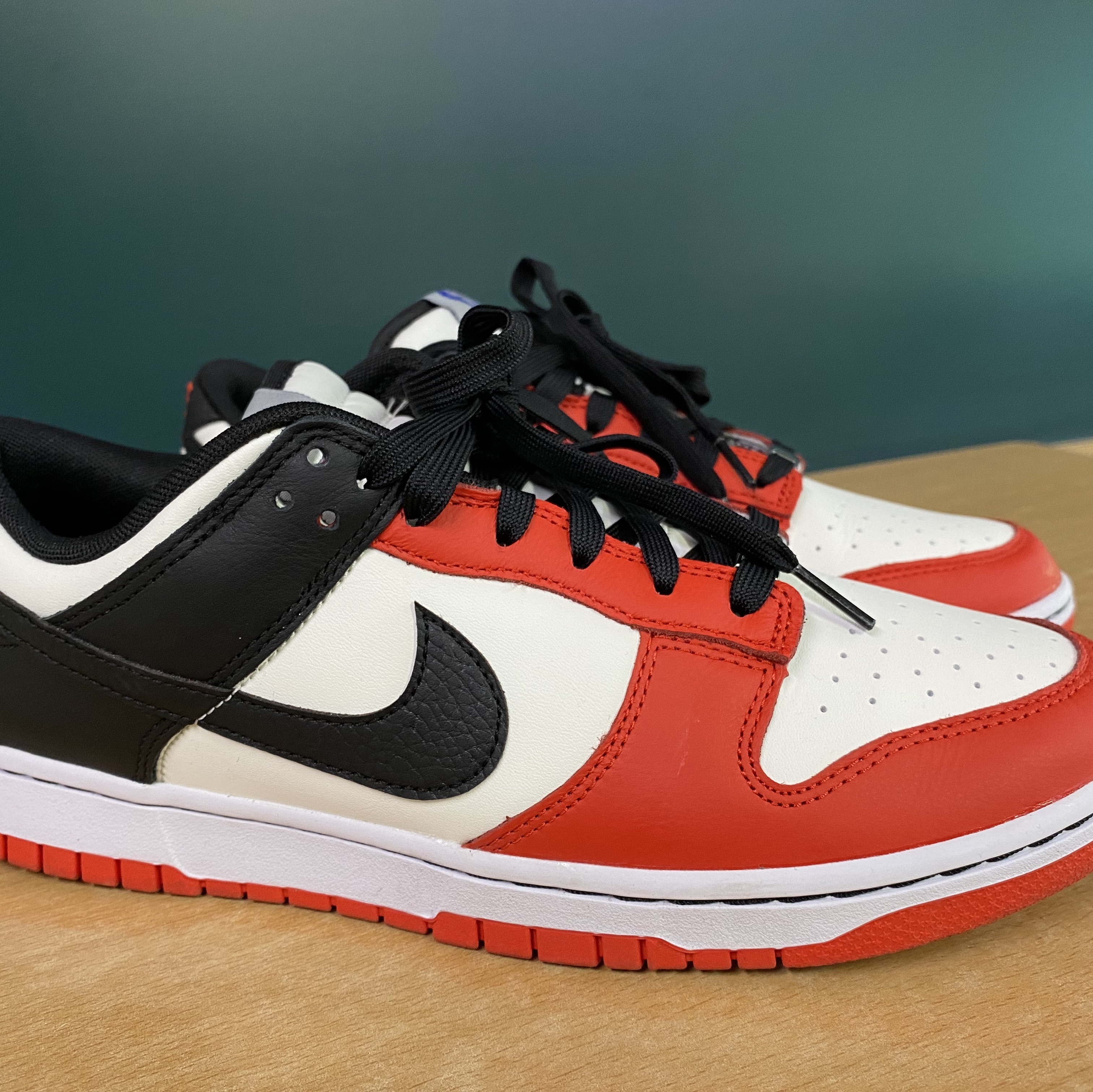 Nike x NBA Dunk Low Retro EMB Black and Chile Red 착용 스타일 - 1